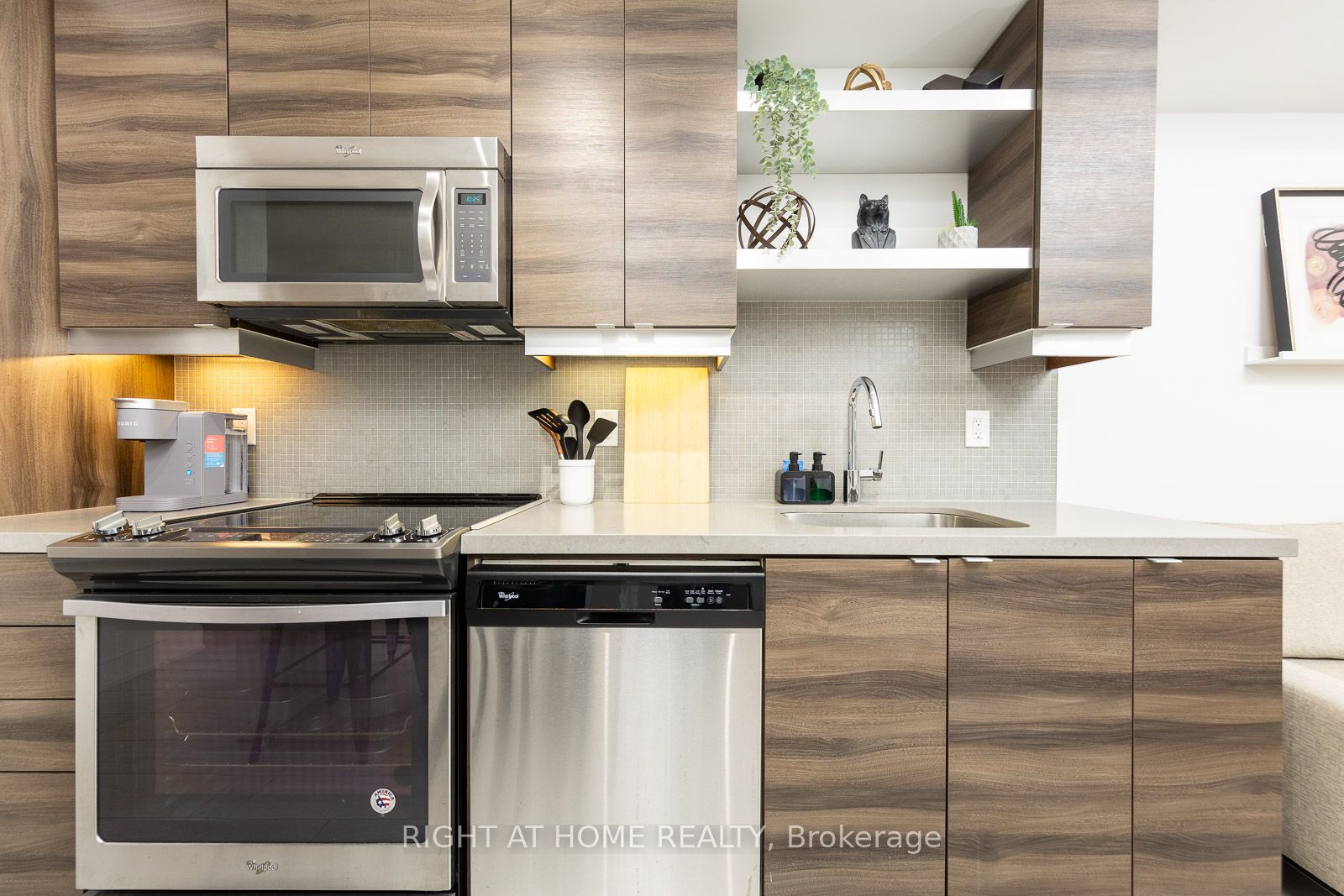 525 W Adelaide St 932