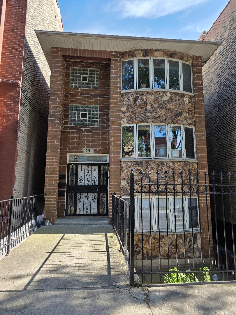 Condo for sale located on Heart of Chinatown, it is 1st floor, 3 bedroom and 2 full baths, central heat and air, one  assigned out door parking, in-unit washer and dryer, location, location, james ward elementary school, bus and train , highway 1-90/94. I-290, I-55 and DuSable lakeshore drive, convenience location.