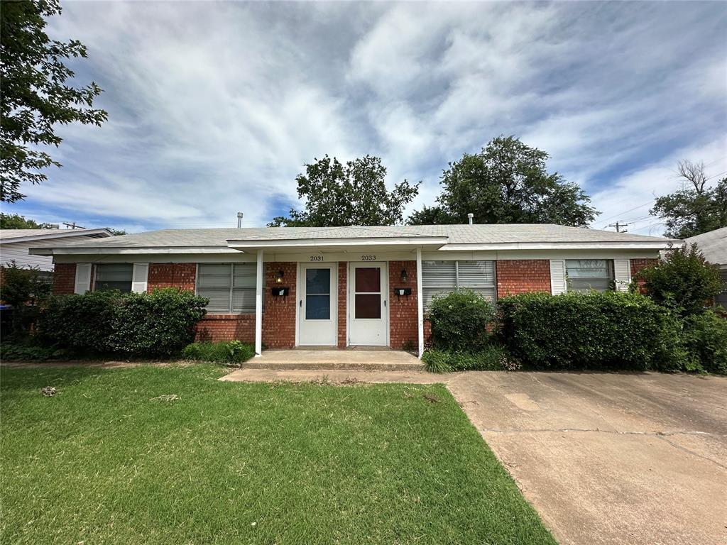 This duplex unit is just east of the University of Oklahoma campus. The living area has vinyl flooring, built-in bookshelves, and a large window that lets in lots of natural light. There is access to the backyard through the kitchen. The kitchen has a refrigerator, stove, and dishwasher. A washer and dryer are provided. The two bedrooms have carpet and ceiling fans. Each duplex provides a driveway and a quiet street with minimal traffic. This is a no-pets and non-smoking home. The new lease will go through May 31st, 2027. The security deposit is $950