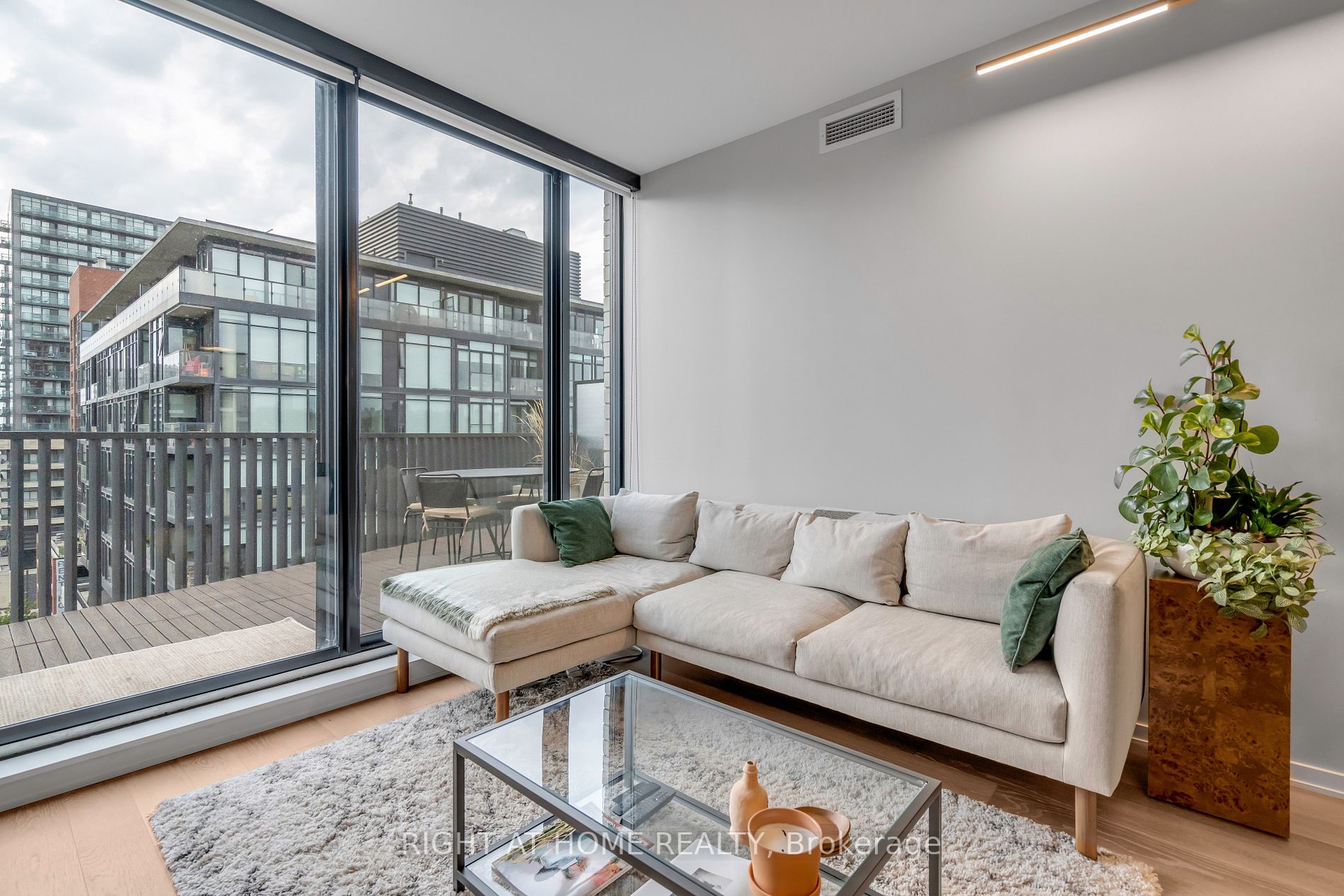 41 Dovercourt Rd 906