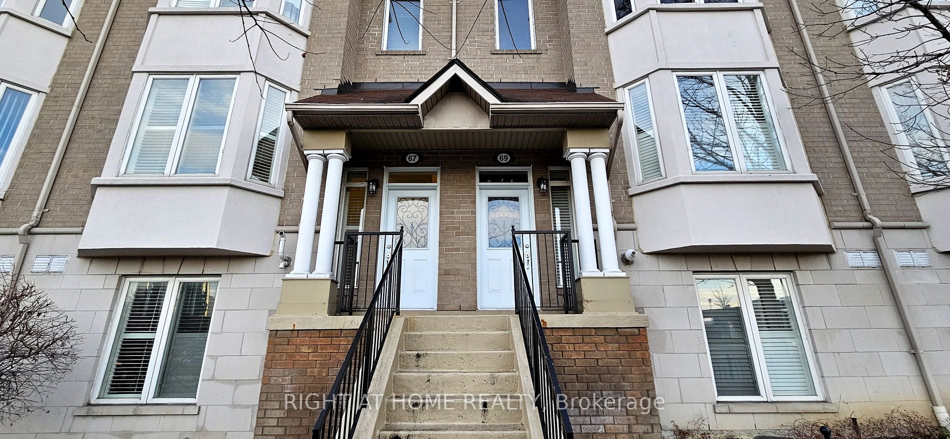 61 Town Centre Crt Th67