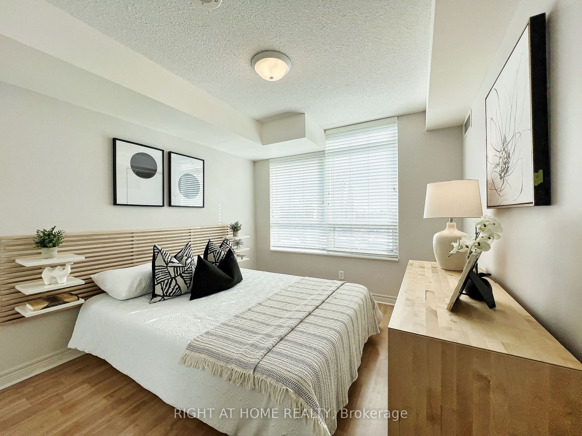 212 E Eglinton Ave 502