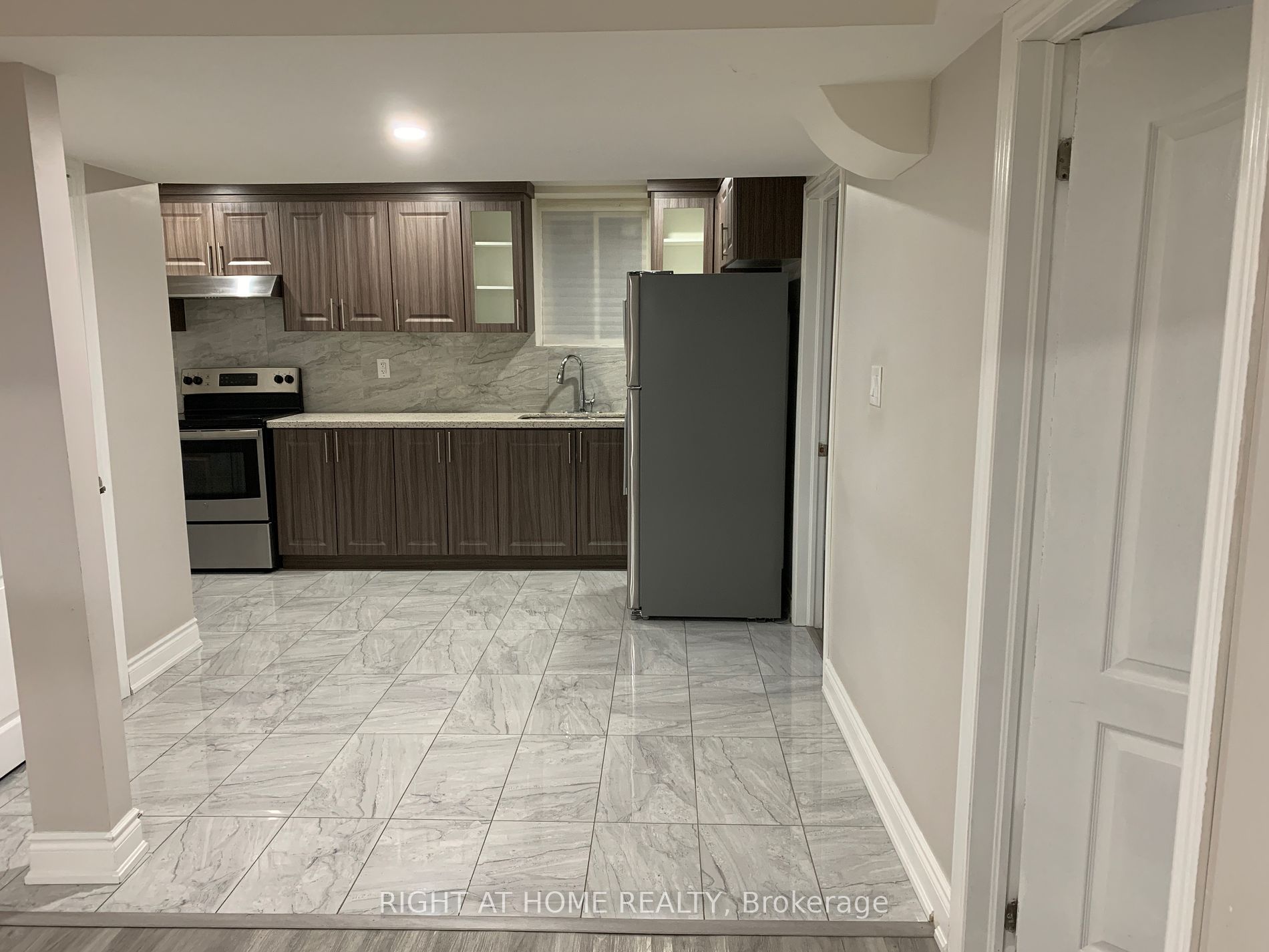 28 Lyndbrook Cres Bsmt