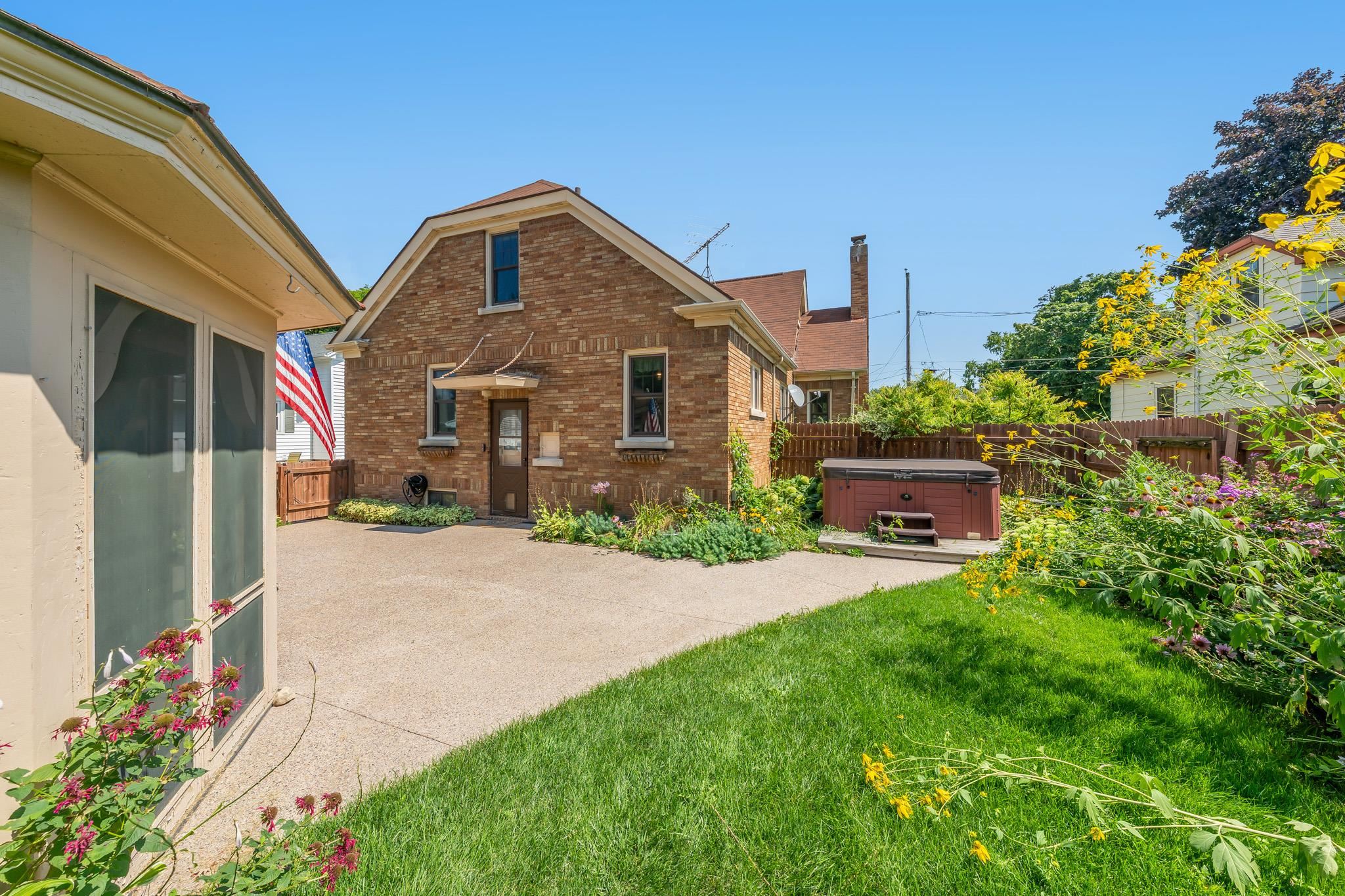 833 Eastman Street