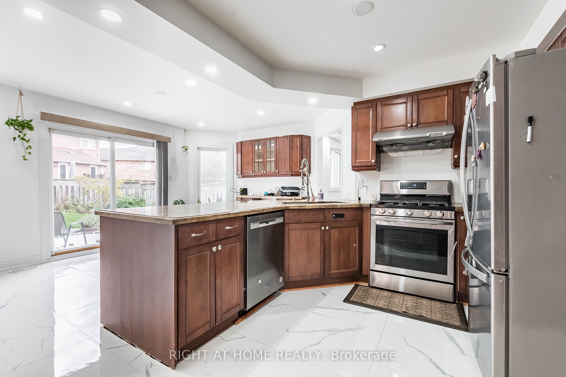 5579 Whitehorn Ave Upper