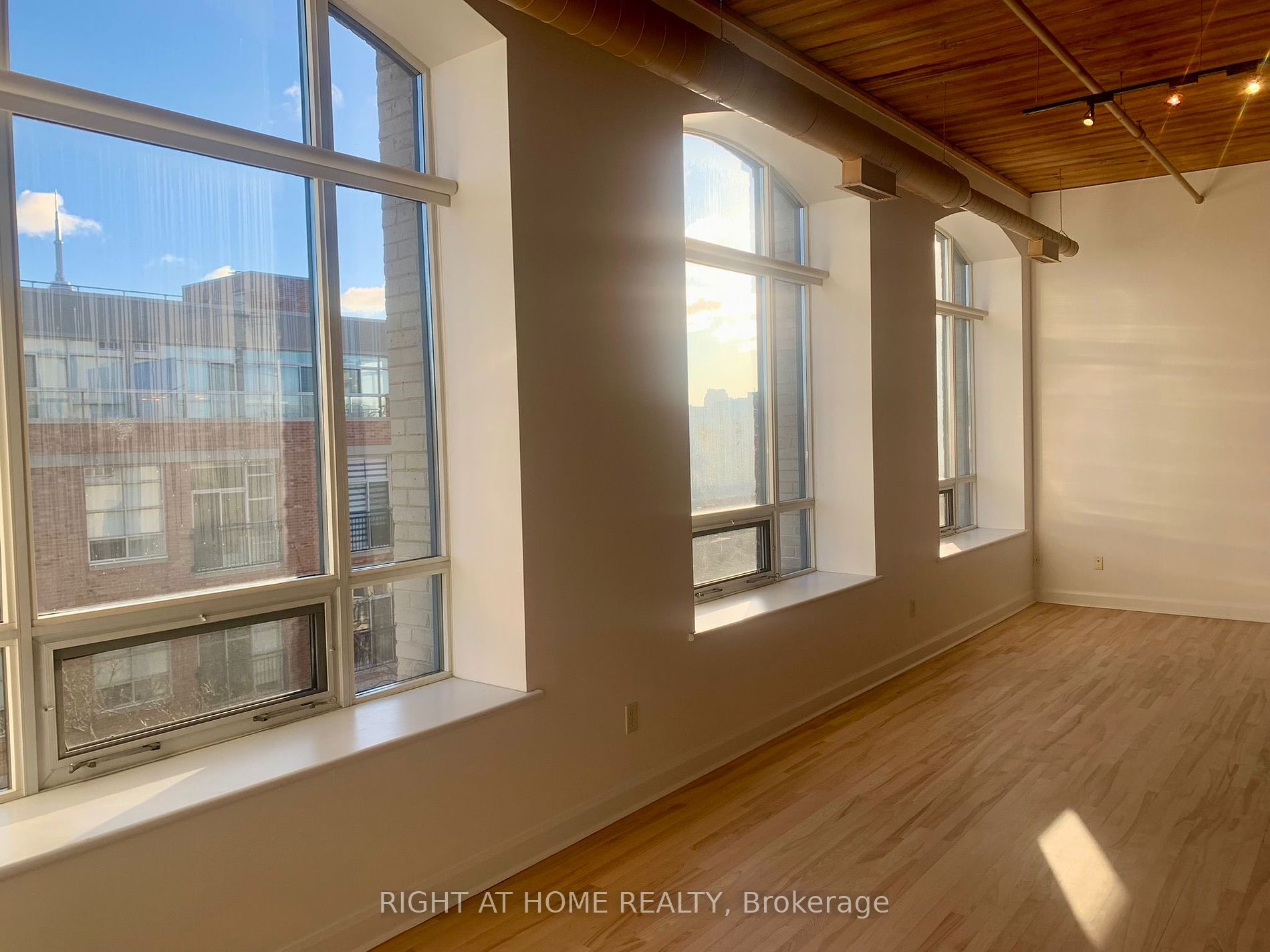 993 W Queen St 413