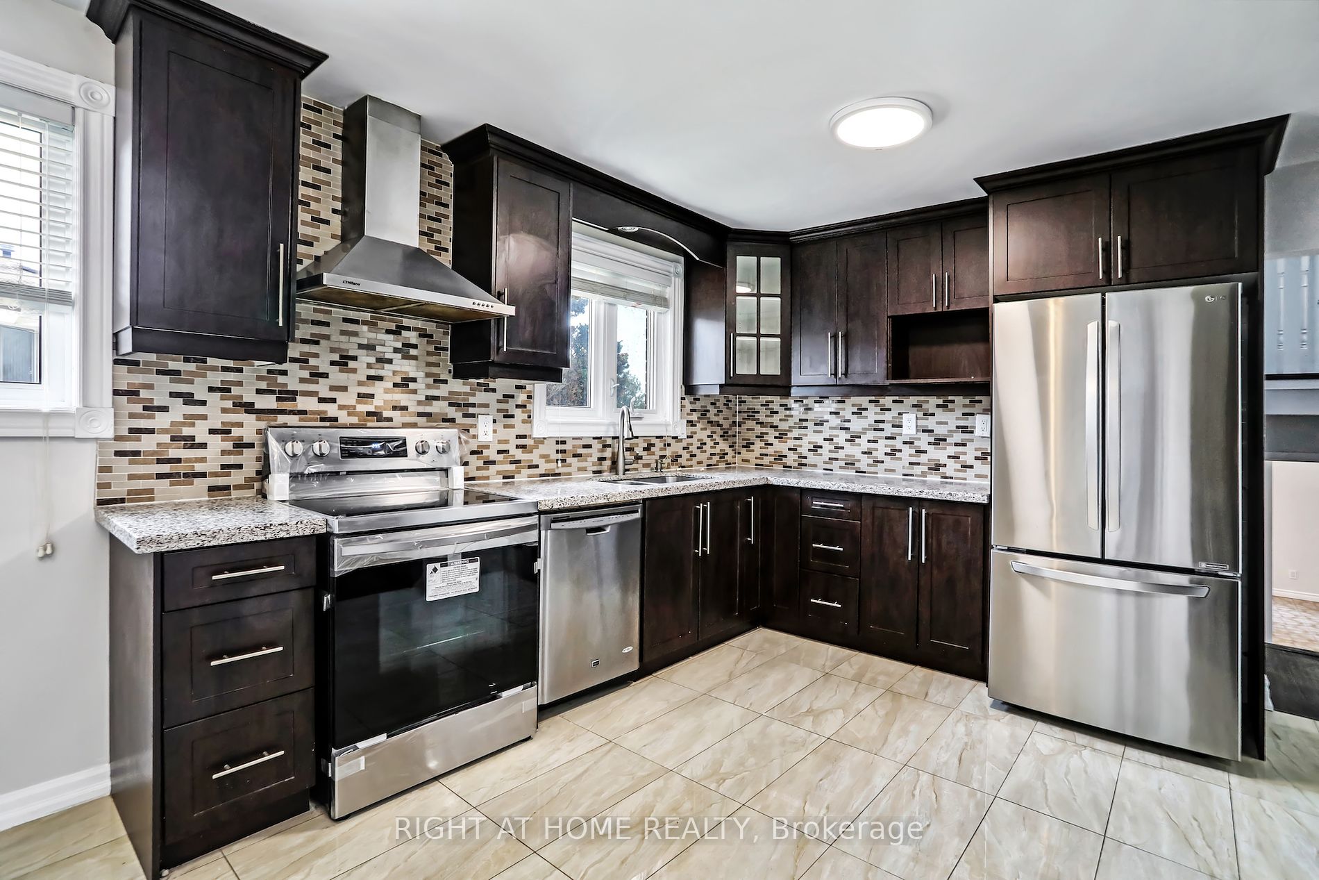 16 Kingsdown Dr Upper