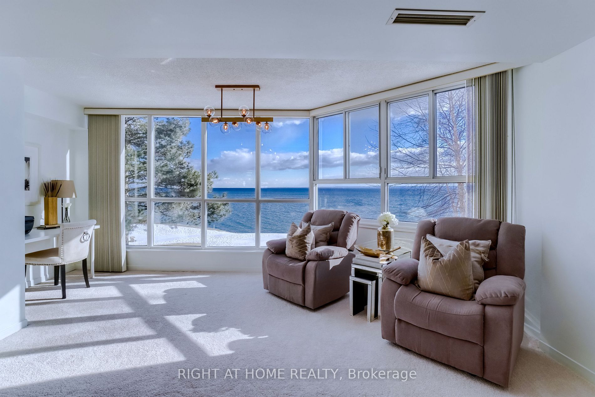 5280 Lakeshore Rd 207