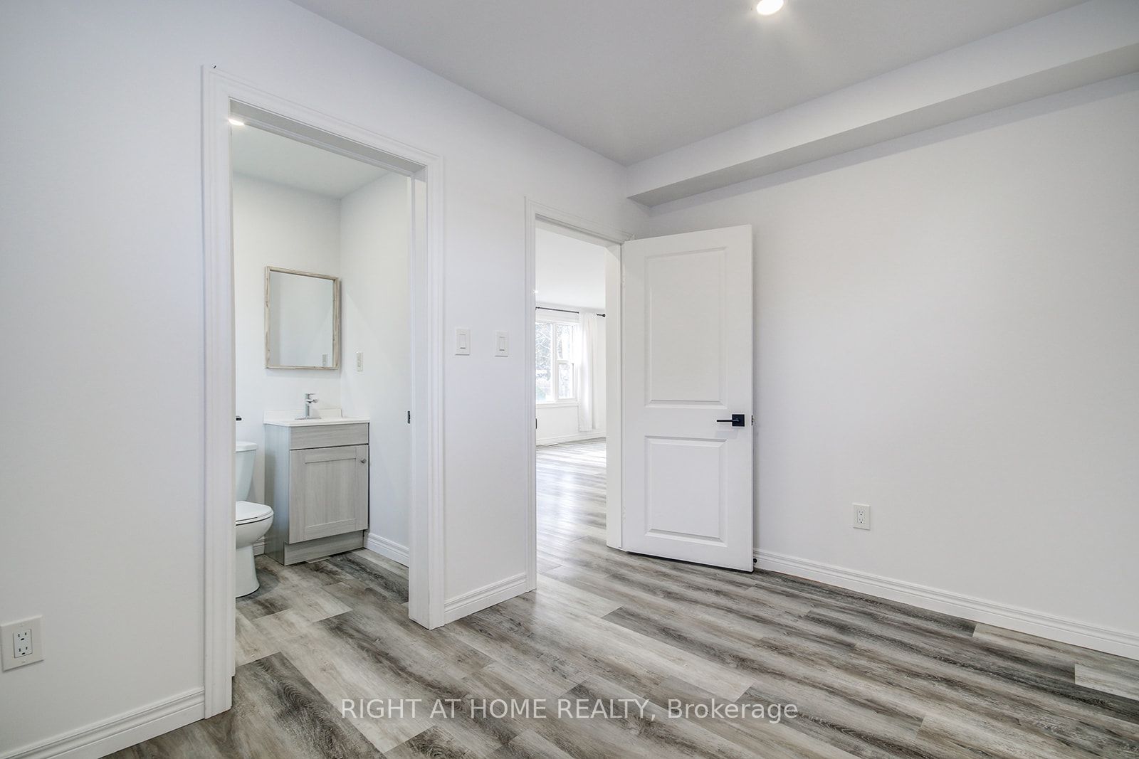 631 E Queensdale Ave Upper