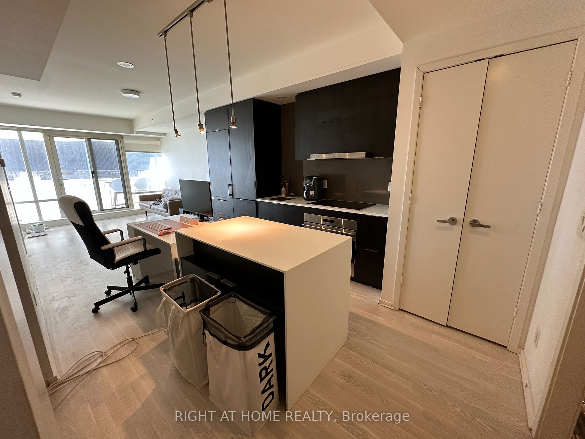 1 E Bloor St 5907