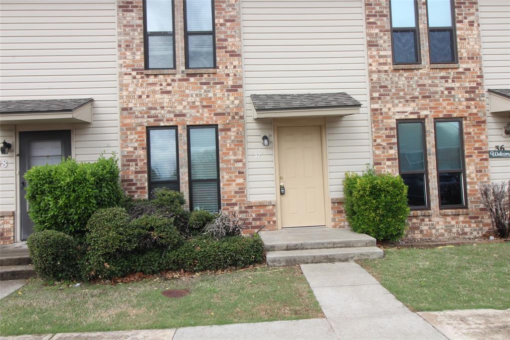 2 Bedroom, 1.5 Bathroom townhouse set up with approx. 1,088 Sq. Ft. Has all kitchen appliances including refrigerator, dishwasher, range, disposal, washer and dryer hookups. Both bedrooms are upstairs. Wooden deck off master bedroom and small private patio off dining room/kitchen.Schools: Cleveland ES, Irving MS, Norman HSListing broker is an owner of this property with real estate with license #071687Accepts section 8For more information visit greatschools.orgTenant pays Electric(OEC), Gas, and Water.Pets Welcome (2 PET LIMIT):1 Pet - $300 Deposit + $25/mo Pet Rent2 Pet - $400 Deposit + $40/mo Pet Rent