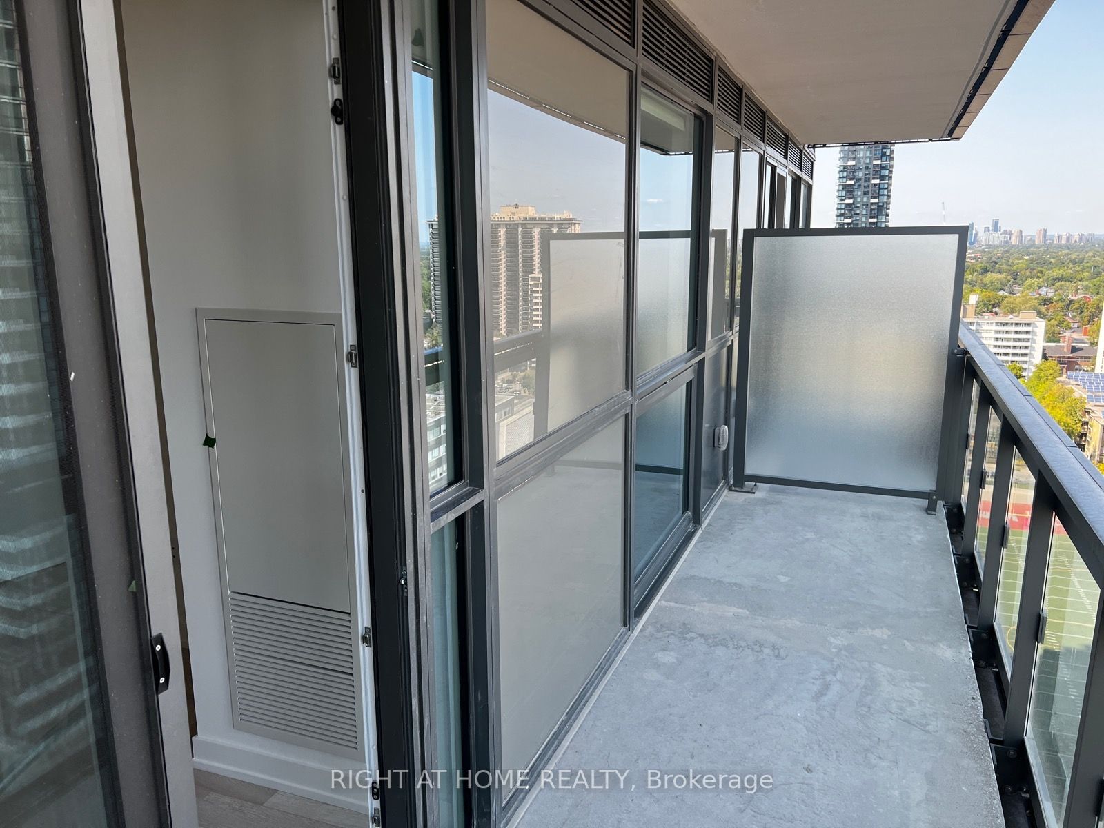 39 Roehampton Ave 1610