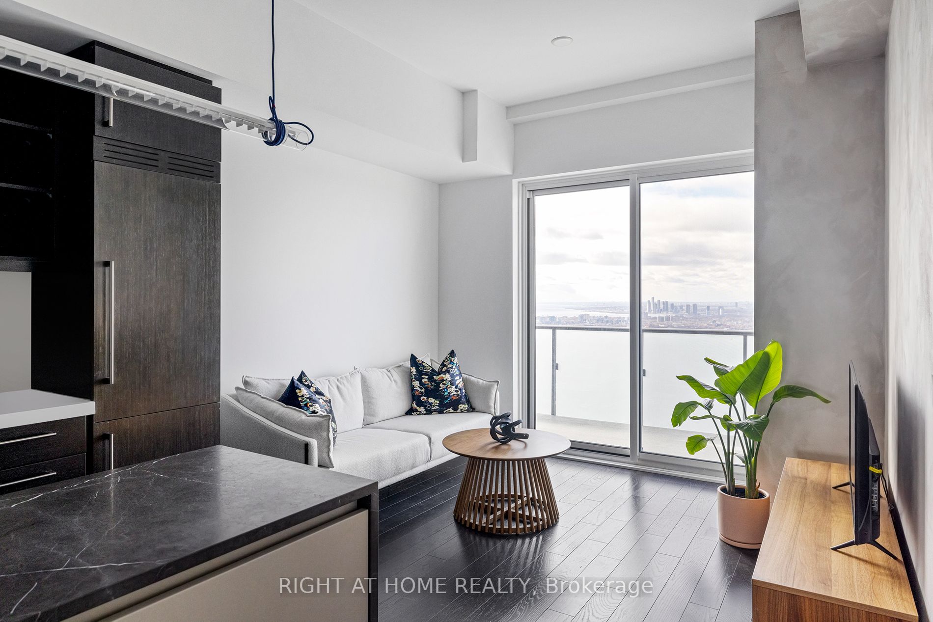 1080 Bay St 5203