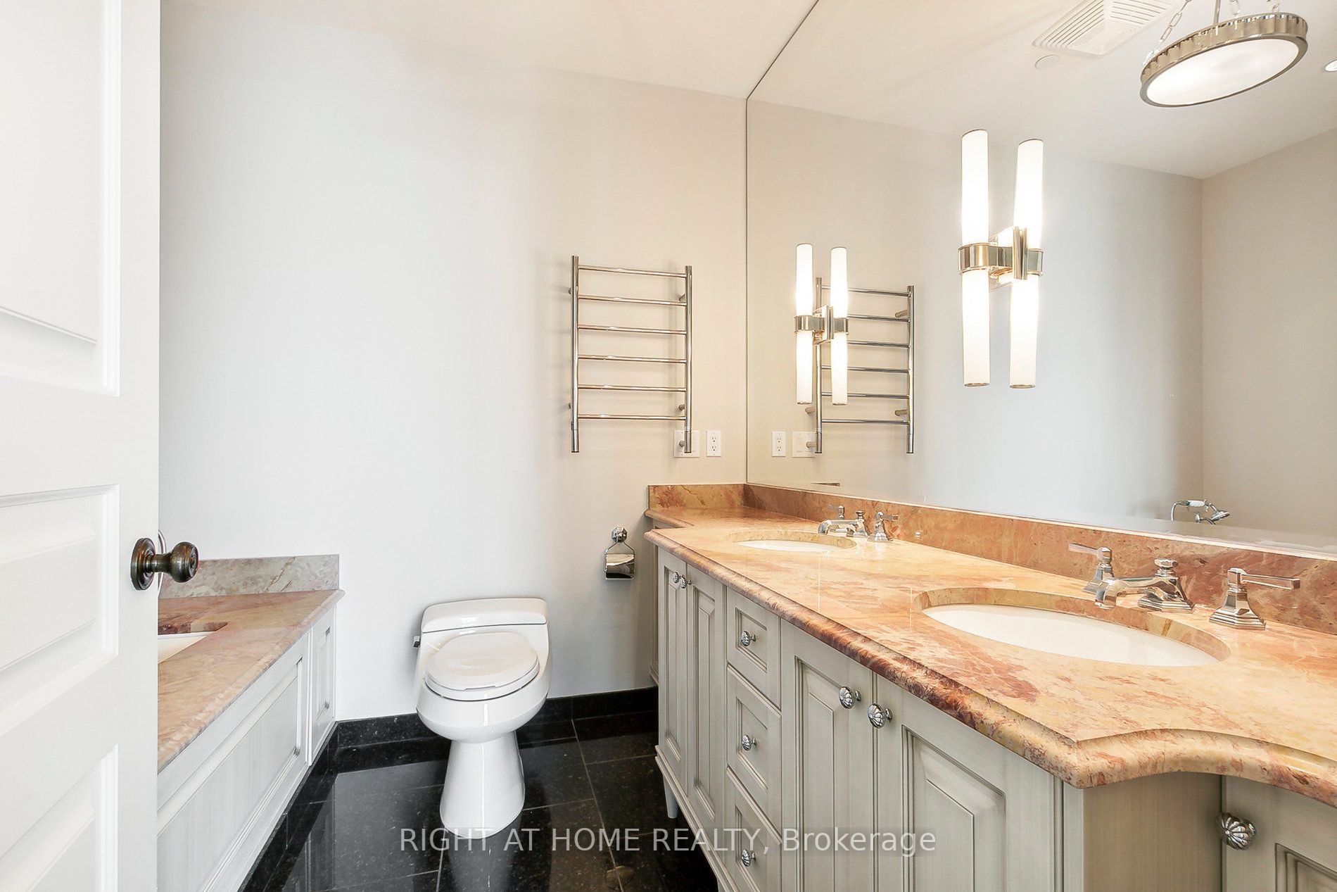 183 W Wellington St 3902