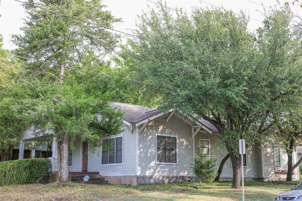 Charming corner-lot home in the highly desirable Junius Heights Historic District. This 3-bedroom, 1-bath property sits on an oversized lot with a detached 2-car garage and offers tremendous potential. Recent updates include PVC plumbing, an updated water heater, and updated HVAC system. Original hardwood floors throughout. Perfect opportunity for buyers looking to remodel in a sought-after neighborhood. Cash only, sold as-is. Quick sale preferred; sellers request a leaseback until mid-November.
All information is deemed reliable, but Buyers and Buyers Agent should verify all information including measurements and schools.
