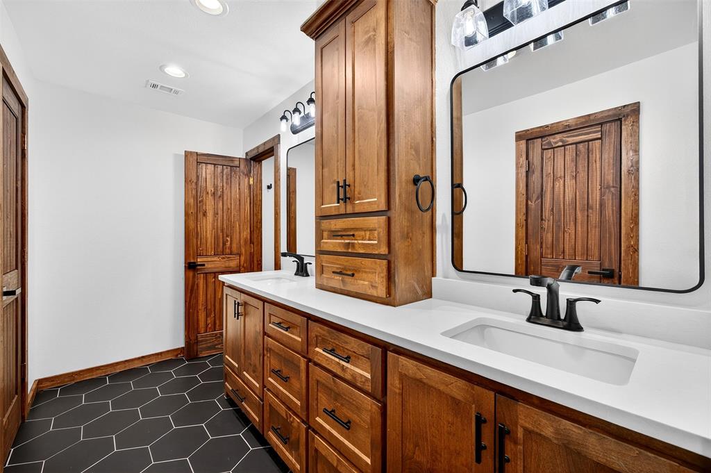 616 E Bells Boulevard