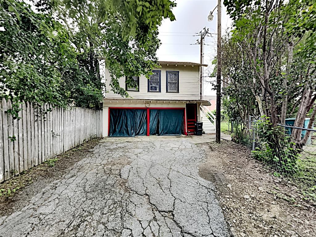 This efficiency apartment is located in the heart of the Cultural District and close to UNTHSC. The kitchen has a gas stove, floors are wood and vinyl, and there is a small, fenced yard. Hurry homes this nice do not last long. Schedule your convenient self-showing today!For FAQ's and online application.This property qualifies for a deposit alternative option, allowing you to rent without paying a traditional security deposit. For details and enrollment, enjoy a deposit-free renting experience.All Specialized Property Management residents are automatically enrolled in our Resident Benefits Package (RBP) for $49 a month. This package includes legal liability insurance, HVAC air filter delivery (where applicable), credit reporting, a renter rewards program, and more!Additionally, most homes feature high-speed internetup to 1 Gigat a special group rate. This includes premium support and professional setup powered by Second Nature, ensuring youre connected quickly at move-in. The group-rate internet is $6 a month and is a required part of the program. Full details will be provided during the application process.*This property is on a shared utility meter and participates in a utility management program. A monthly fee of $11.99 applies, plus a one-time $40 setup fee.