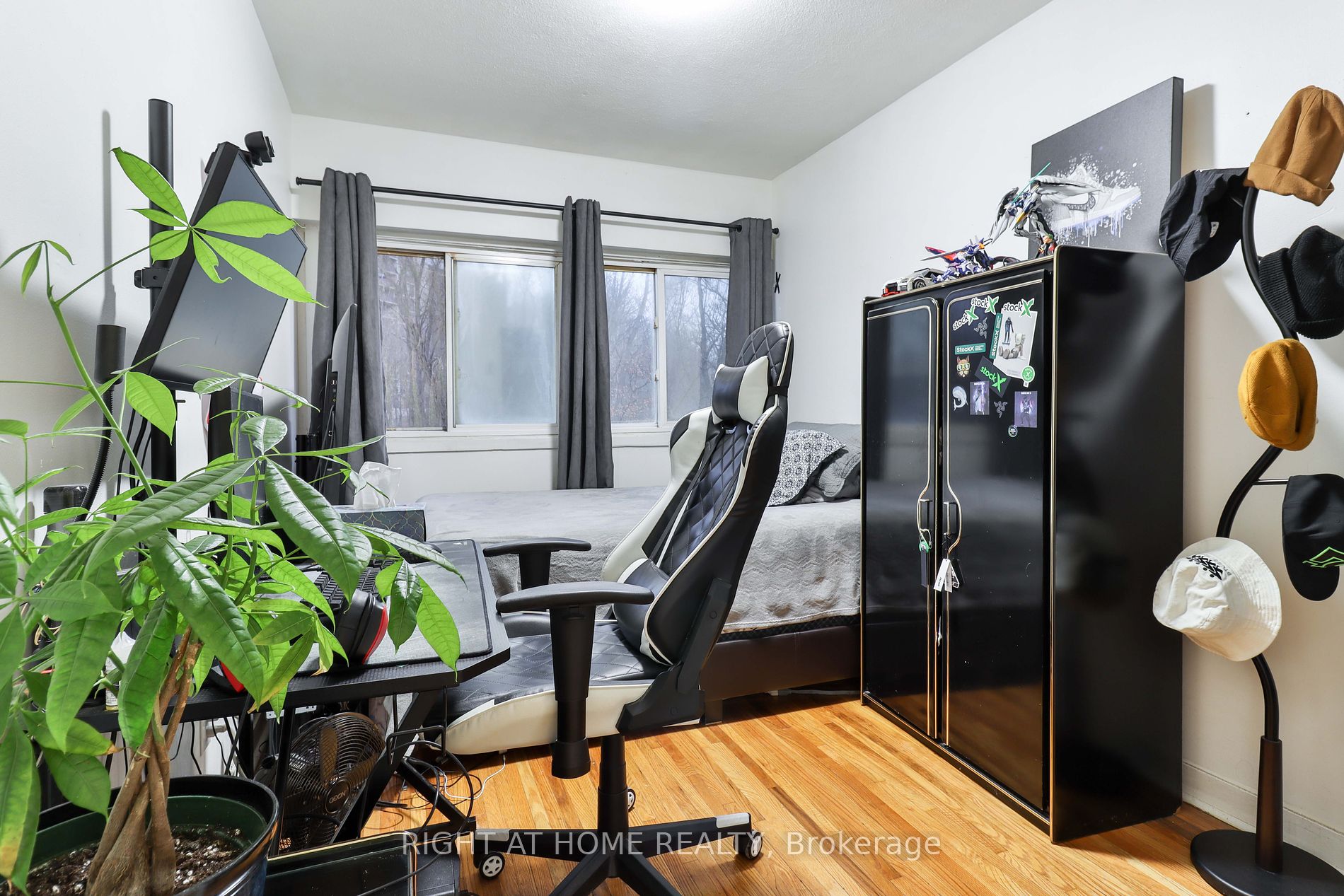 19 London Green Crt 98