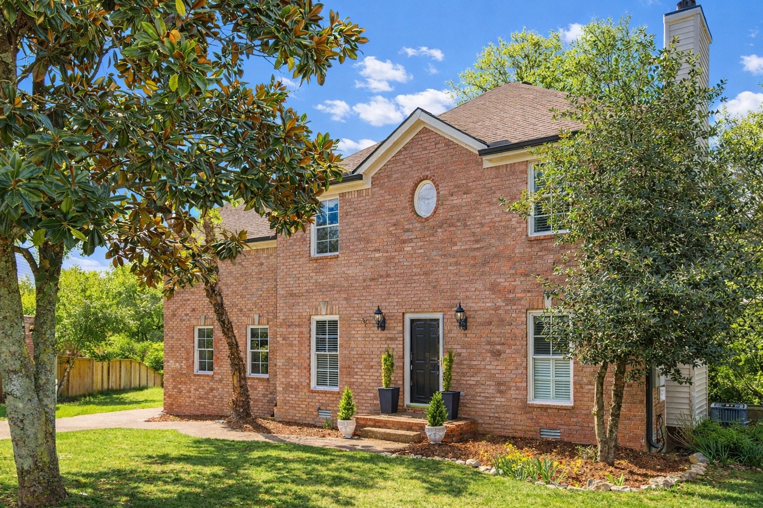 801 W Benjamin Ct — sold
