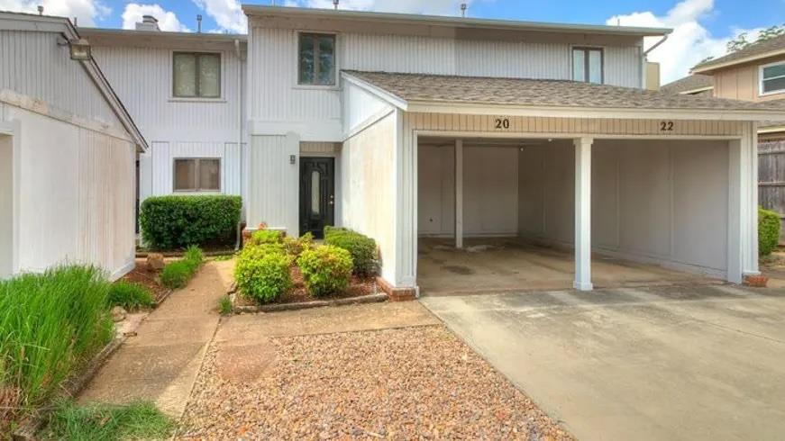 Welcome investors to your turn-key, occupied, cash-flowing 5-unit portfolio! This unit is conveniently located in south, central Norman, just off of Hwy 9, making access to Norman and I-35 quick and easy. This unit backs up to the Trails golf course which offers stunning views. Each unit includes covered parking. This condo is being sold as part of a 5 condo package, MLS #'s Unit 6- 1181348, Unit 10- 1181351, Unit 12- 1181353,
Unit 22- 1181355.