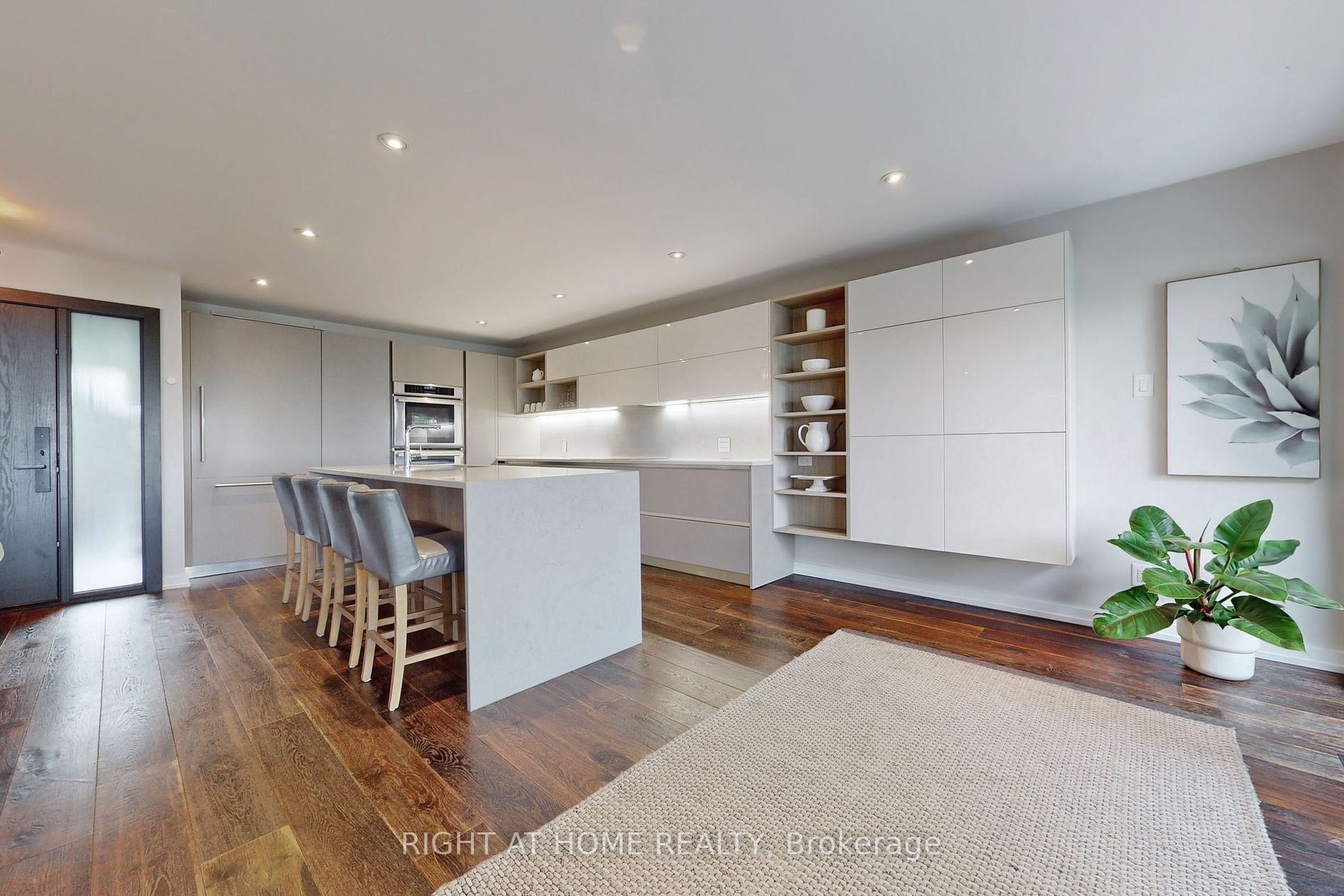 868 Danforth Pl