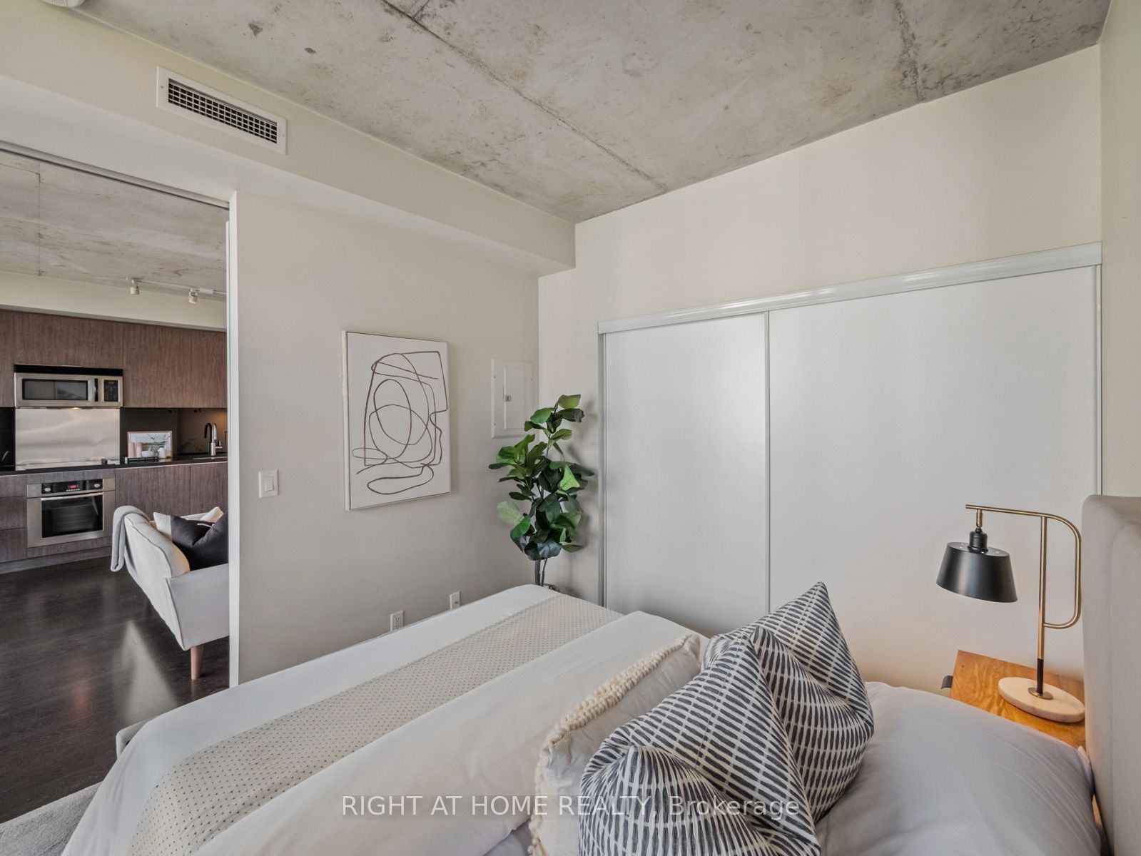 478 W King St 815