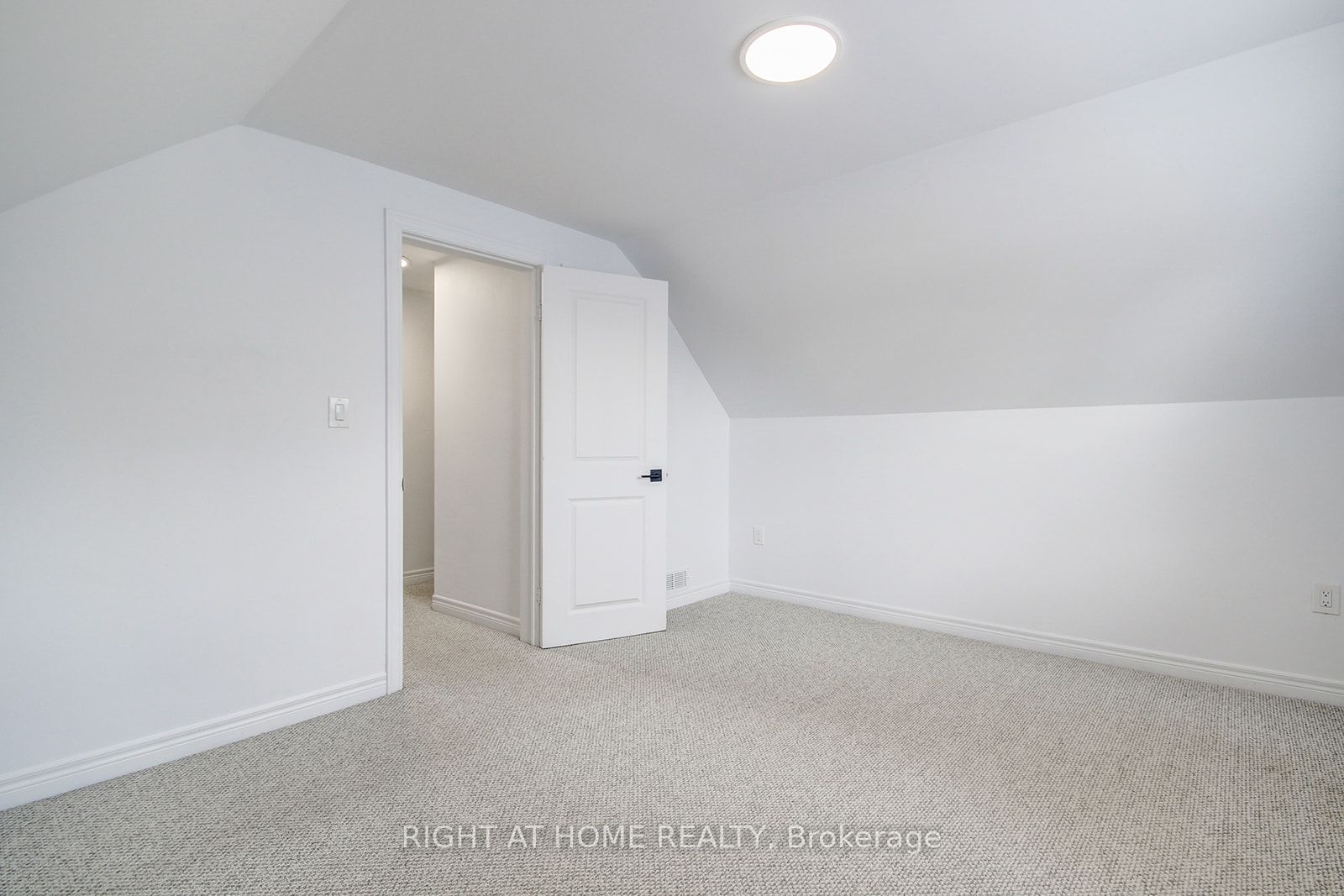 631 E Queensdale Ave Upper