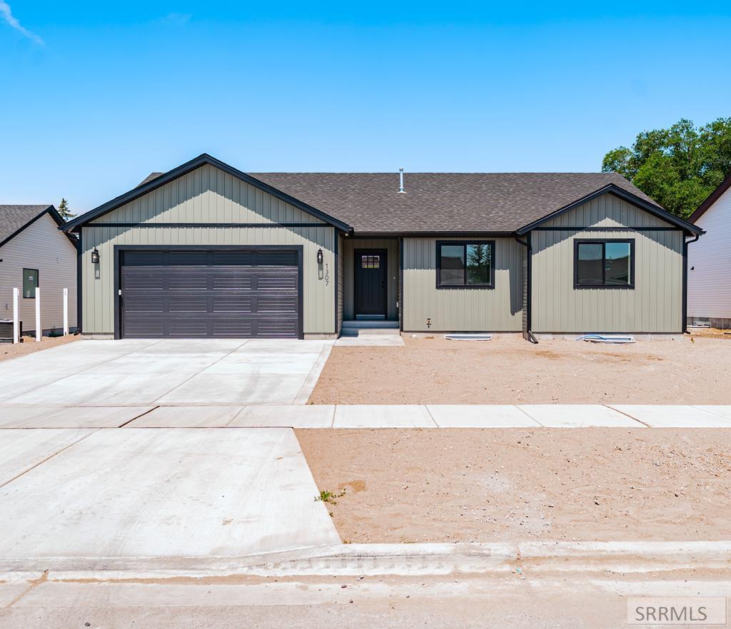 1307 Harris Loop