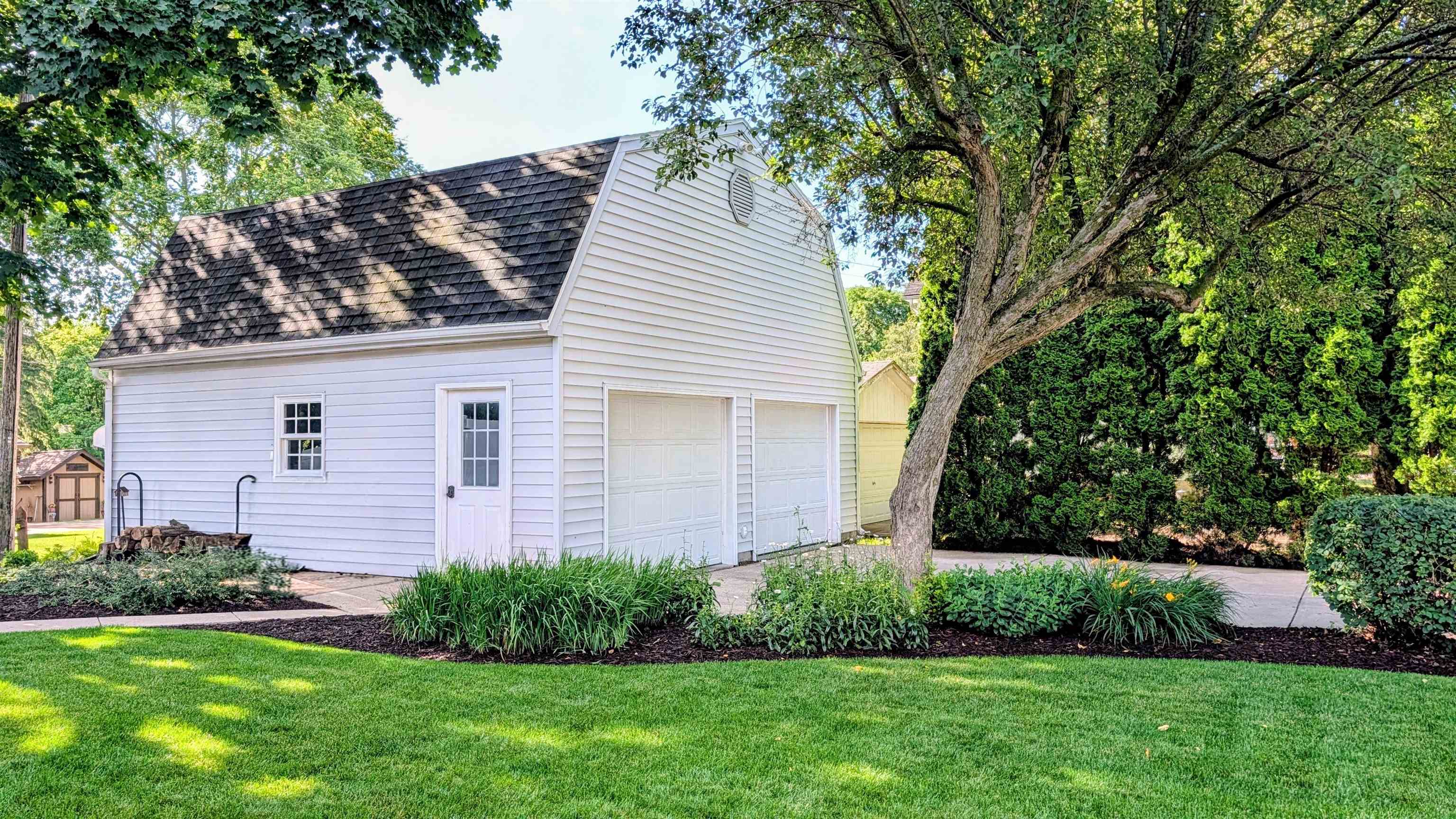 1325 W Lincoln