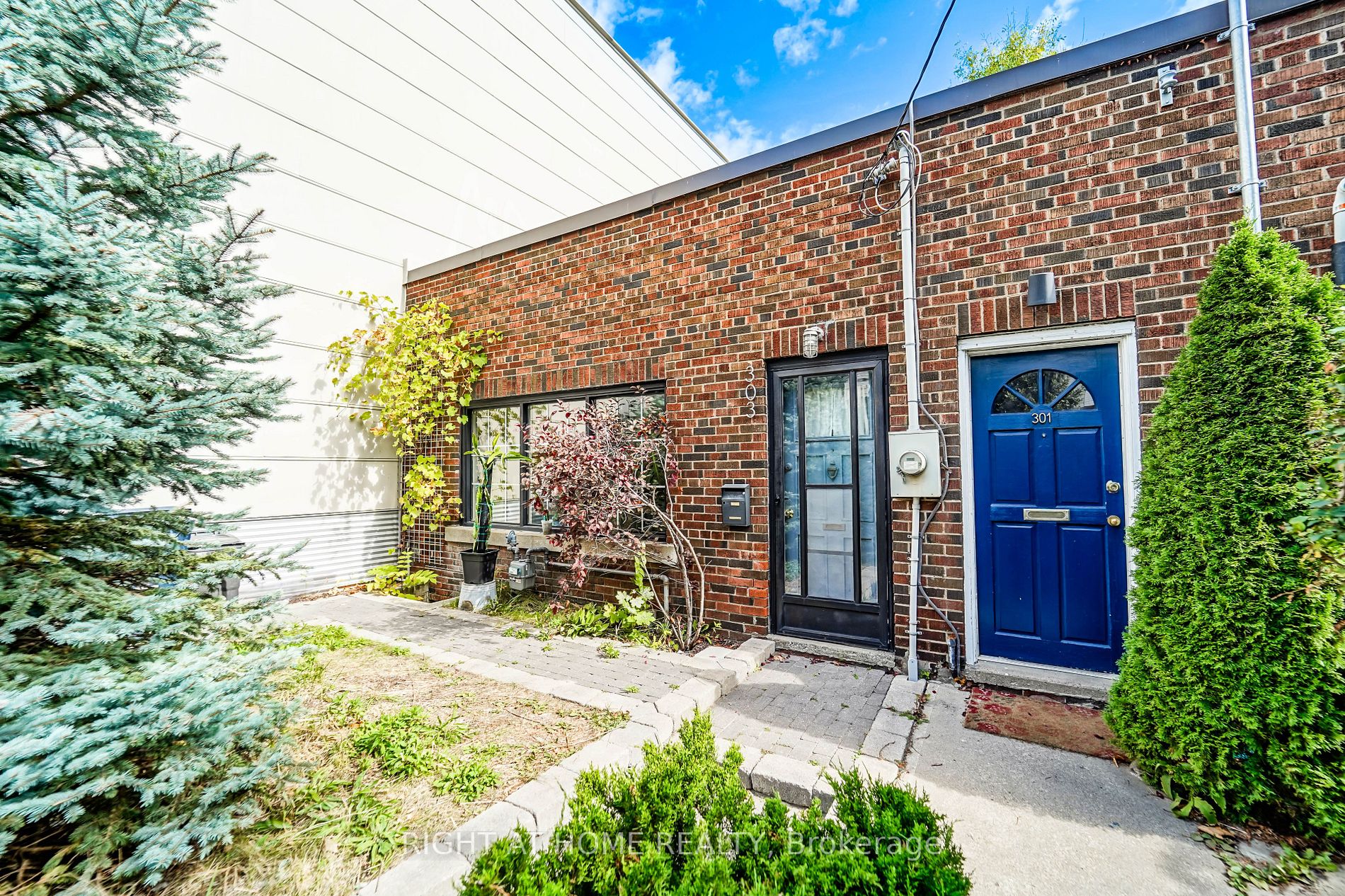 303 Coxwell Ave