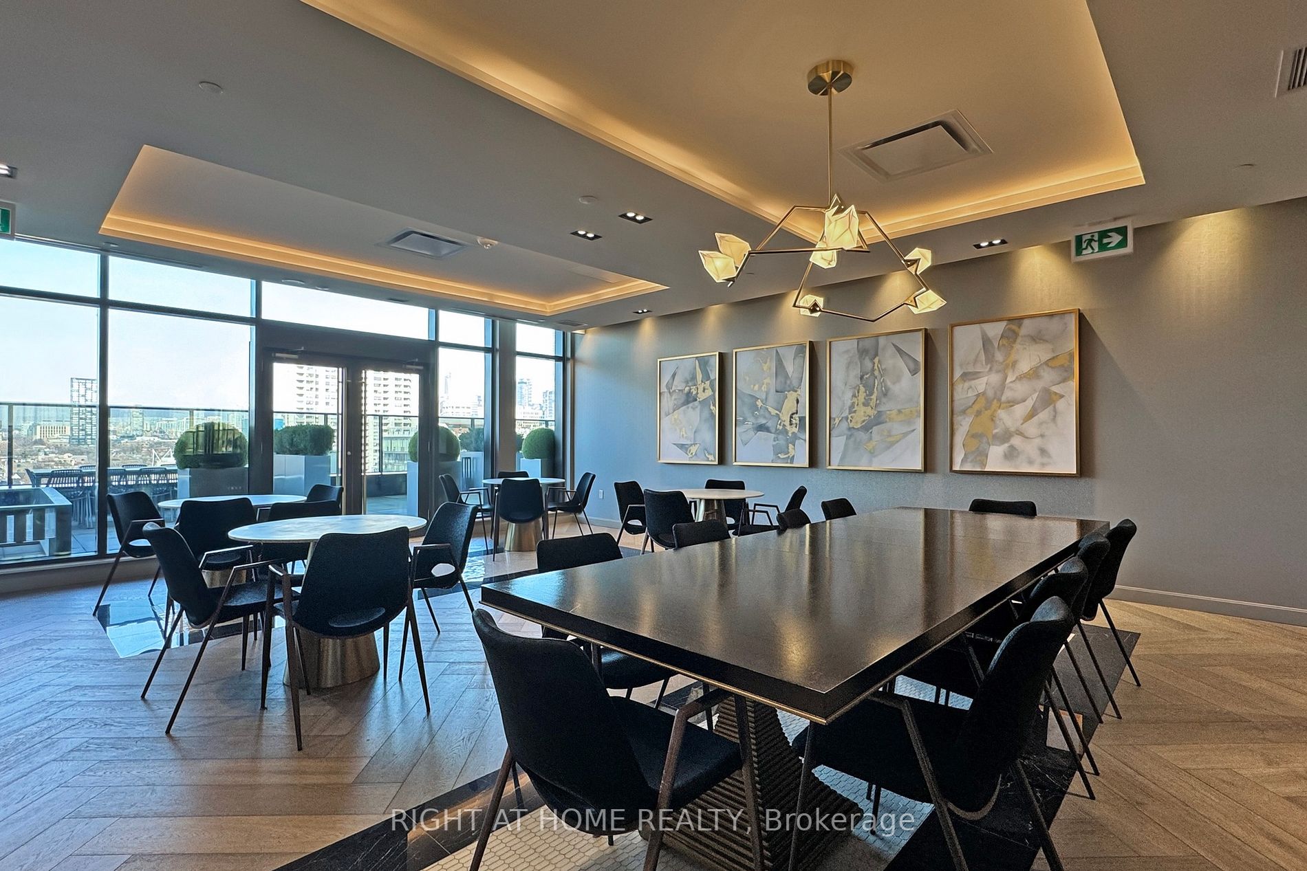 330 W Richmond St 209