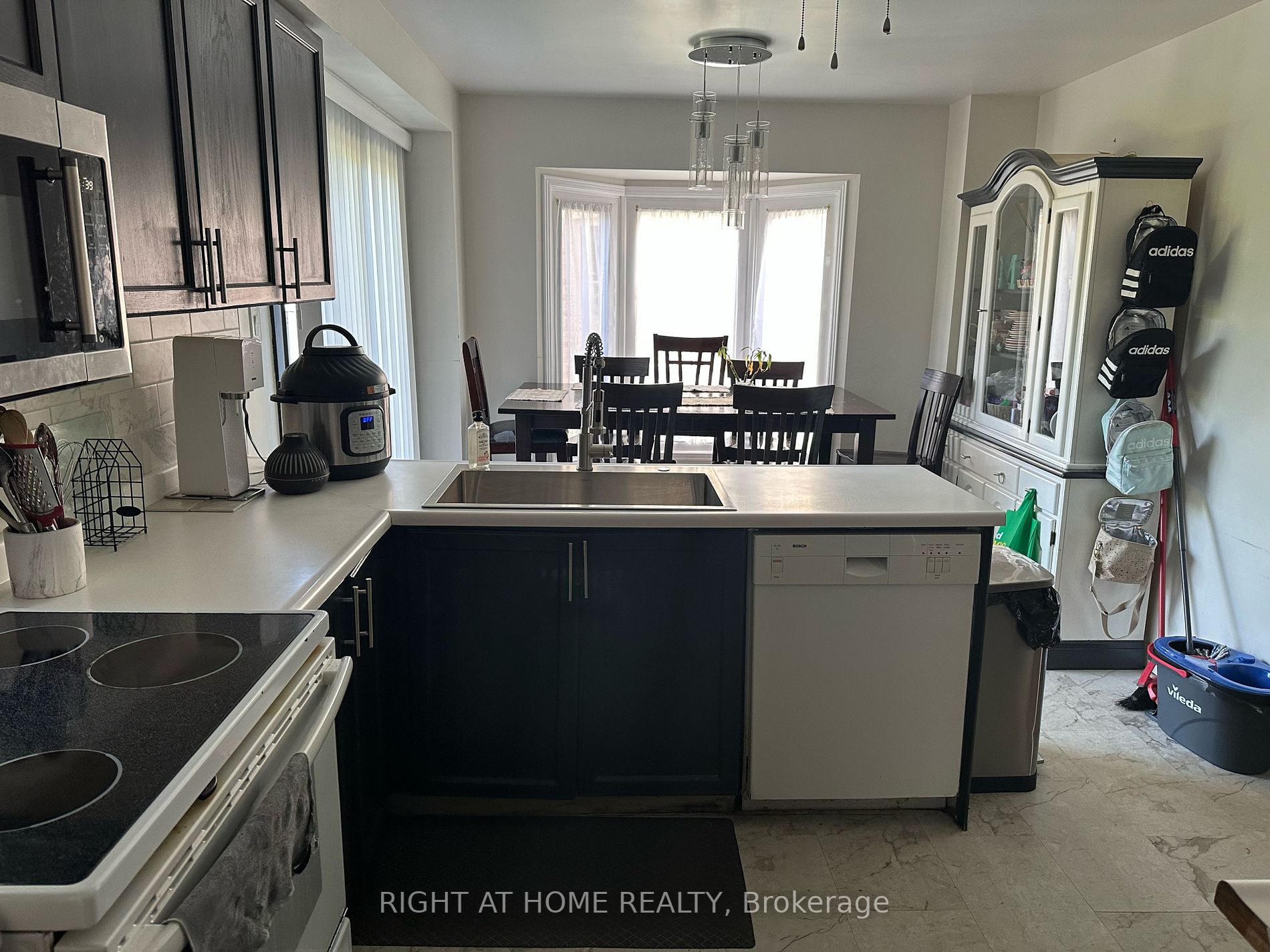 884 Lavis Crt