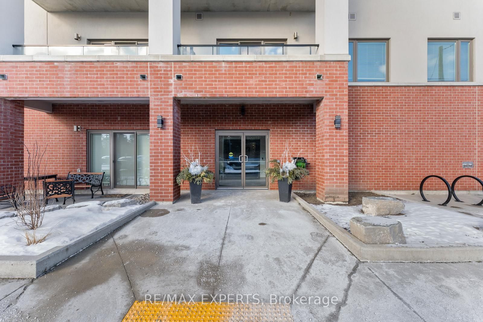 64 S Queen St 205
