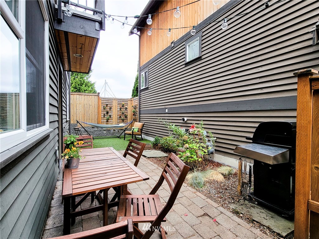 1209 Aurora Avenue N