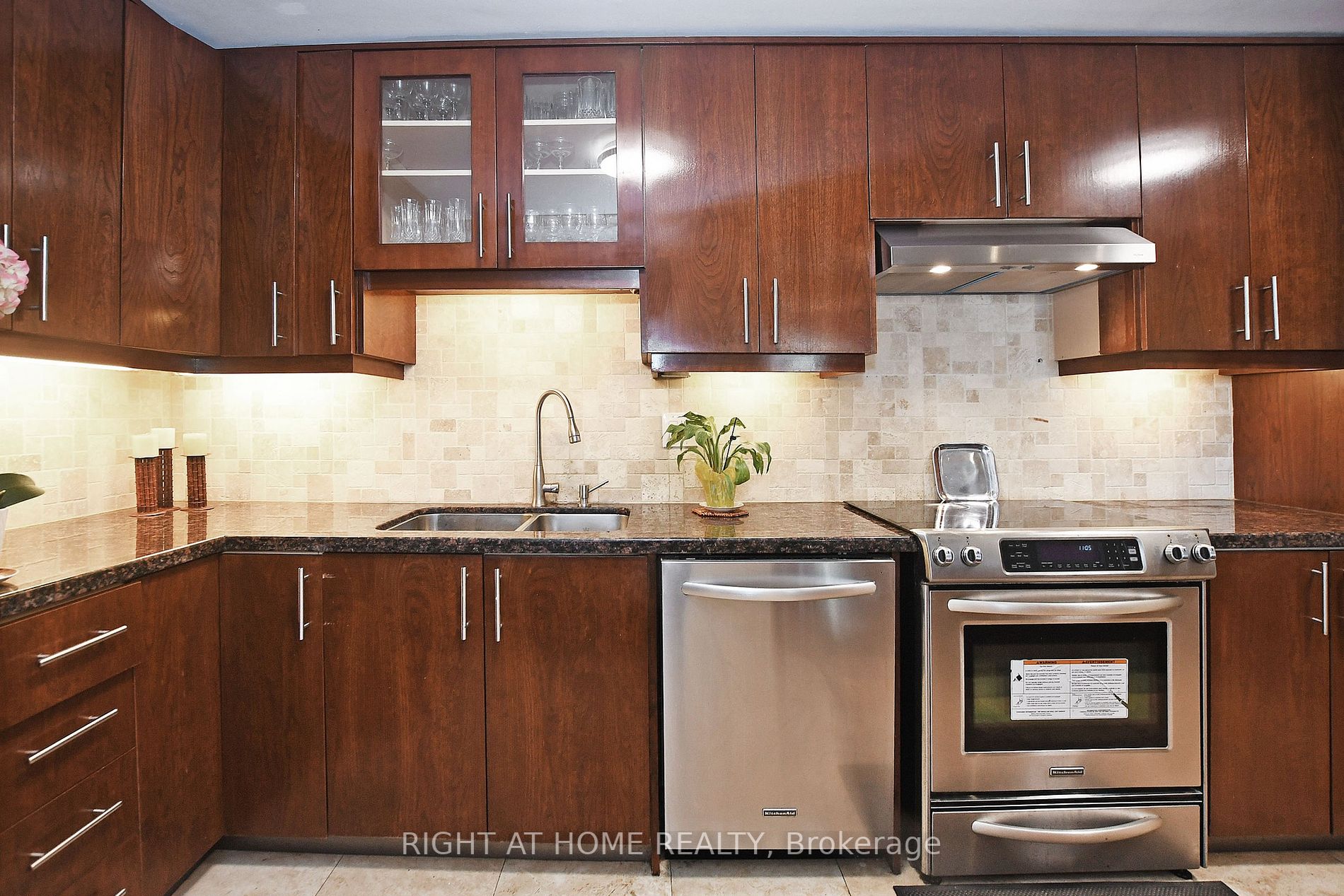 60 Inverlochy Blvd 806