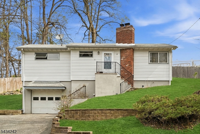 10 De Lazier Pl, Bloomingdale Boro, NJ