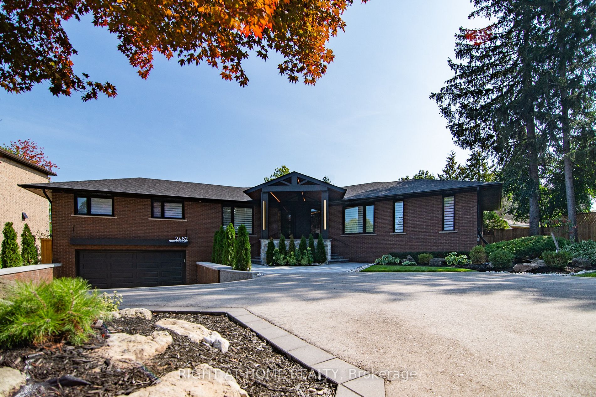 2482 E Sharon Cres
