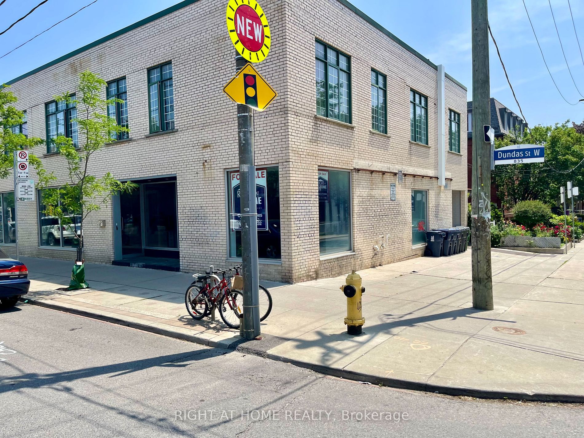 837 W Dundas St