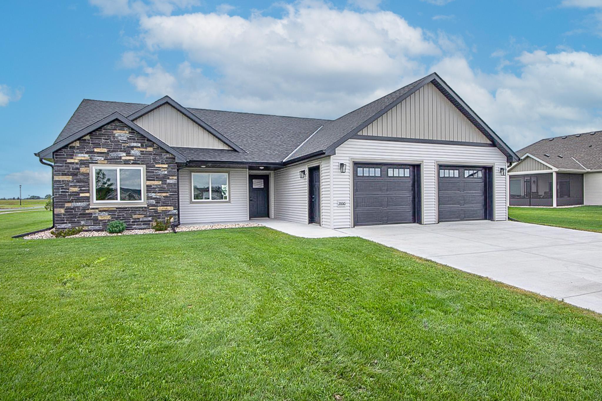 2000 Sandstone Loop N