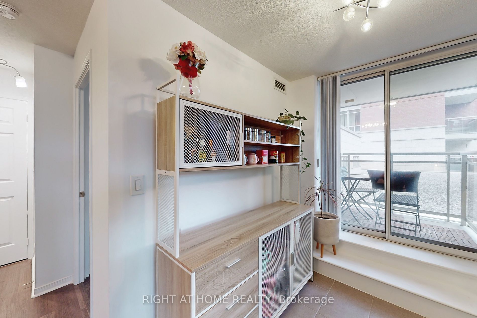 75 King William Cres 204