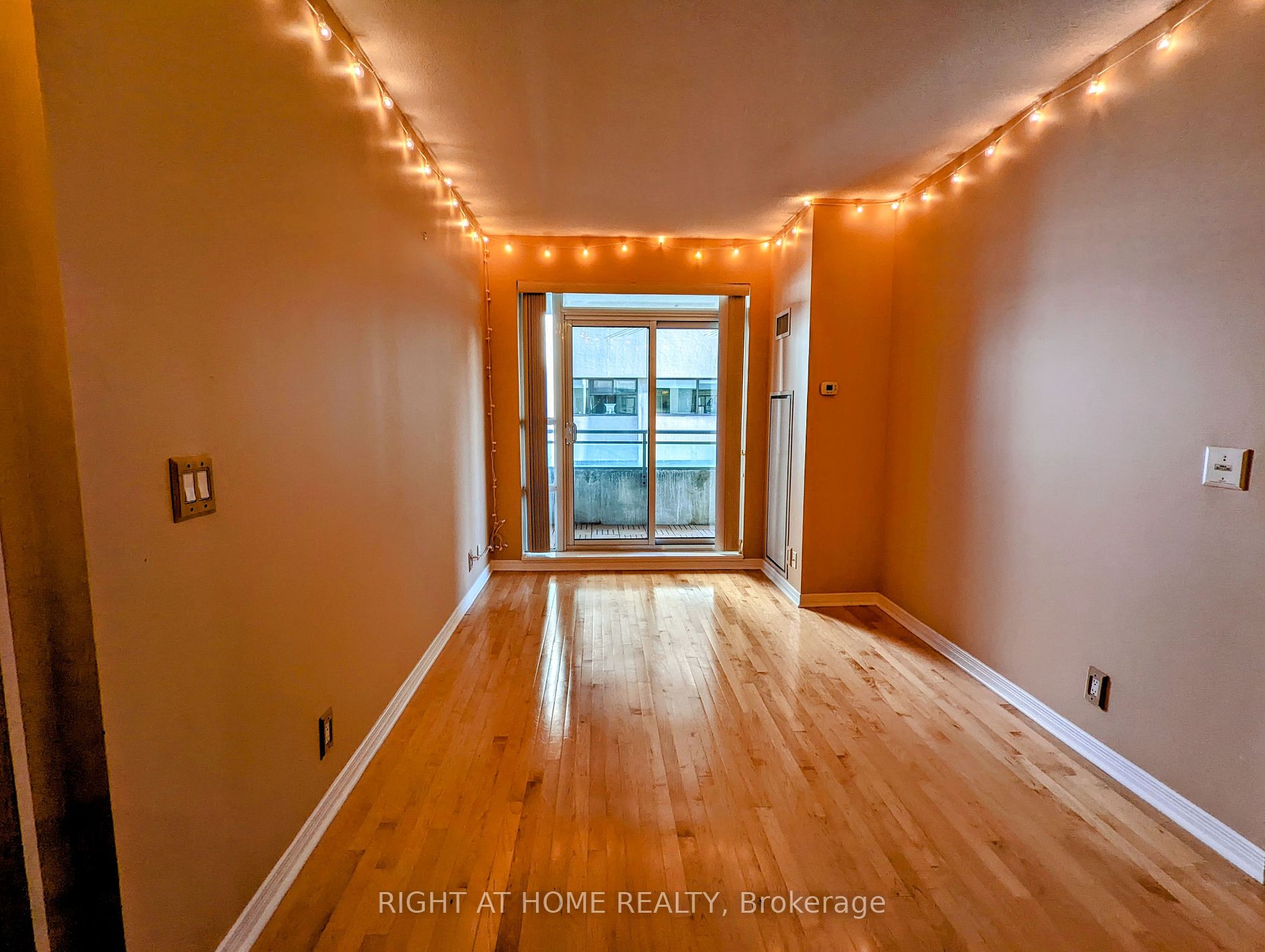 736 Spadina Ave 416