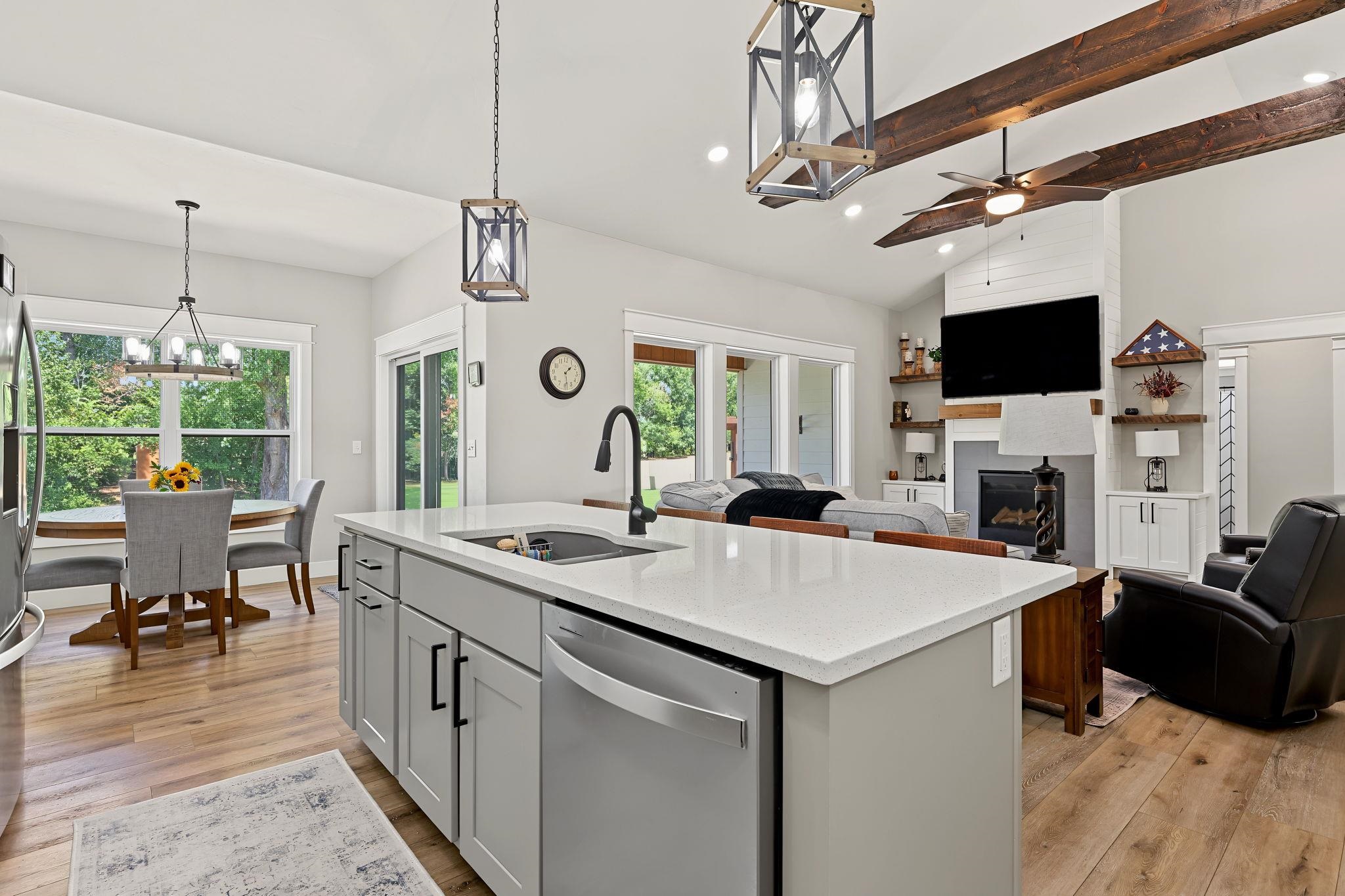 2116 Eastridge