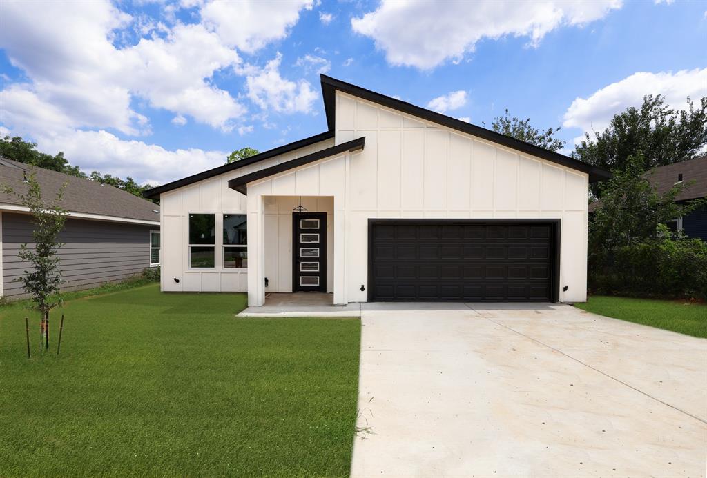 New Build 2025!! Welcome to your new, exquisite modern style four-bedroom, two and a half bathroom residence with vaulted ceilings with 10 ft ceilings. This meticulously crafted home is now ready for occupancy and eagerly awaits your arrival. The spacious living room is bathed in natural light by luxurious vinyl floors throughout the house. An open floor plan seamlessly integrates the kitchen, which features quartz countertops island, a stainless steel sink, custom cabinetry, and stainless steel appliances. The primary suite is a true sanctuary, complete with a walk-in shower, standalone tub, a large vanity with dual sinks, quartz countertops, and a custom walk-in closet. Additional amenities include a laundry room, mud room and a spacious backyard. This new construction home is conveniently located within minutes of downtown and the shopping center. Experience the epitome of luxury and comfort in this exquisite new construction home. Schedule a private viewing today to explore this remarkable property further.
