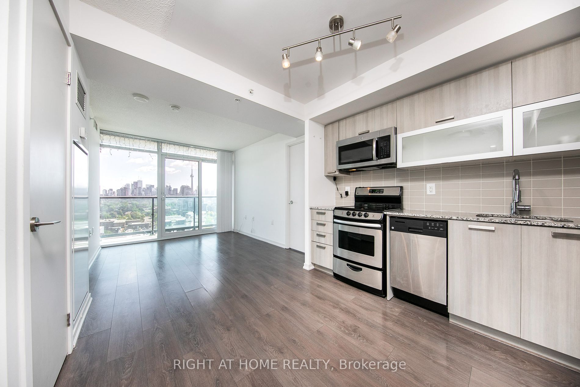 36 Lisgar St 2110E