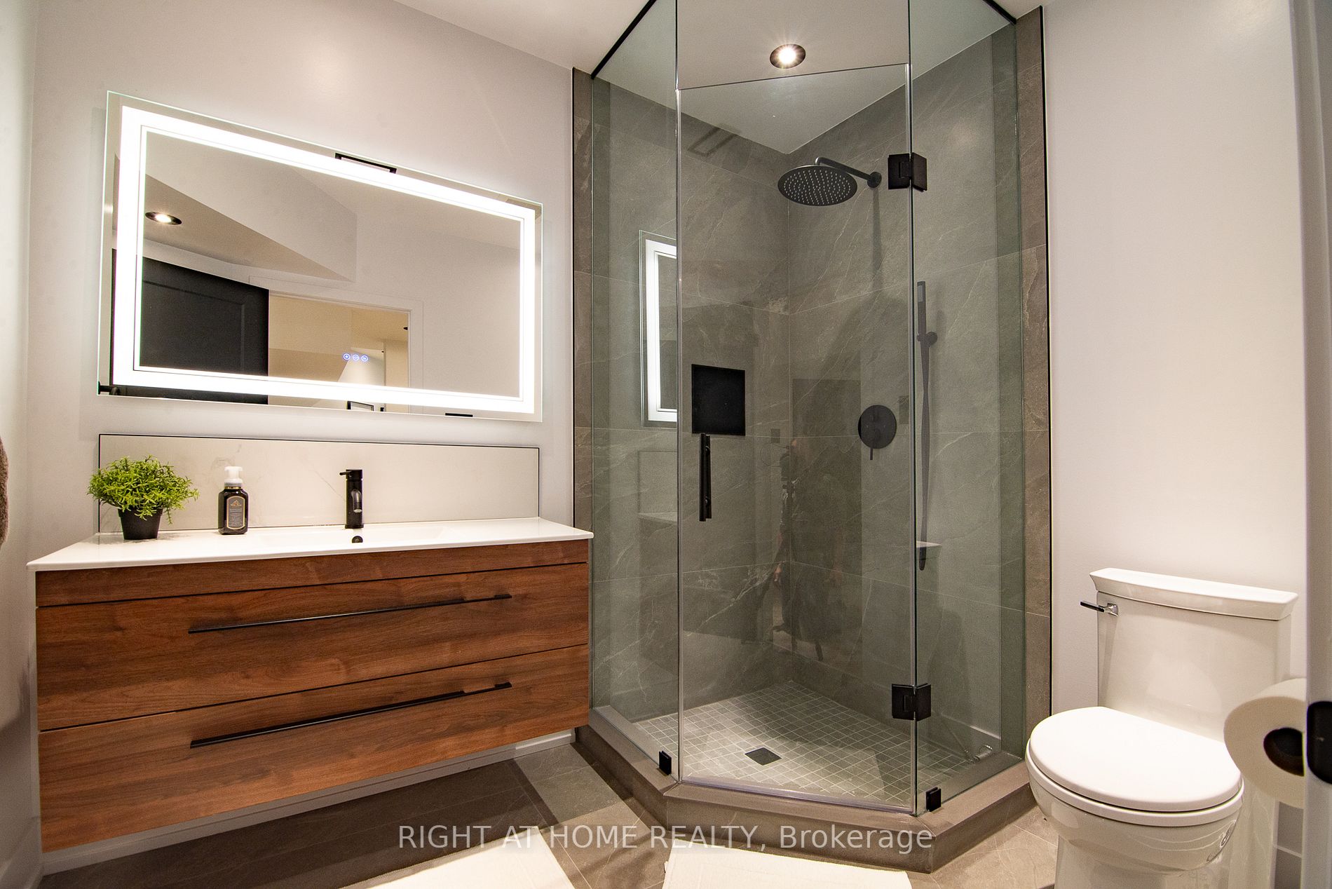 2482 E Sharon Cres
