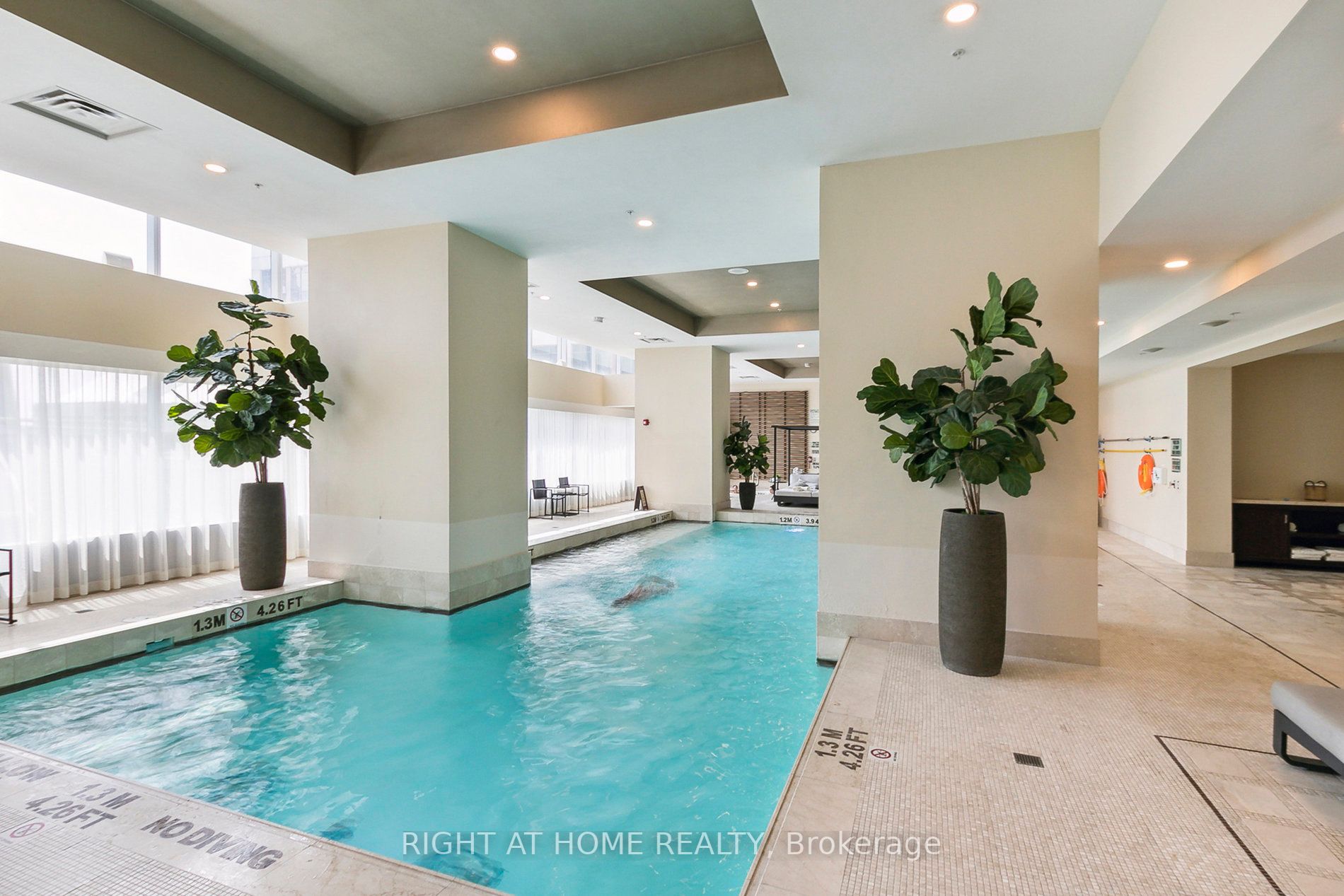 183 W Wellington St 3902