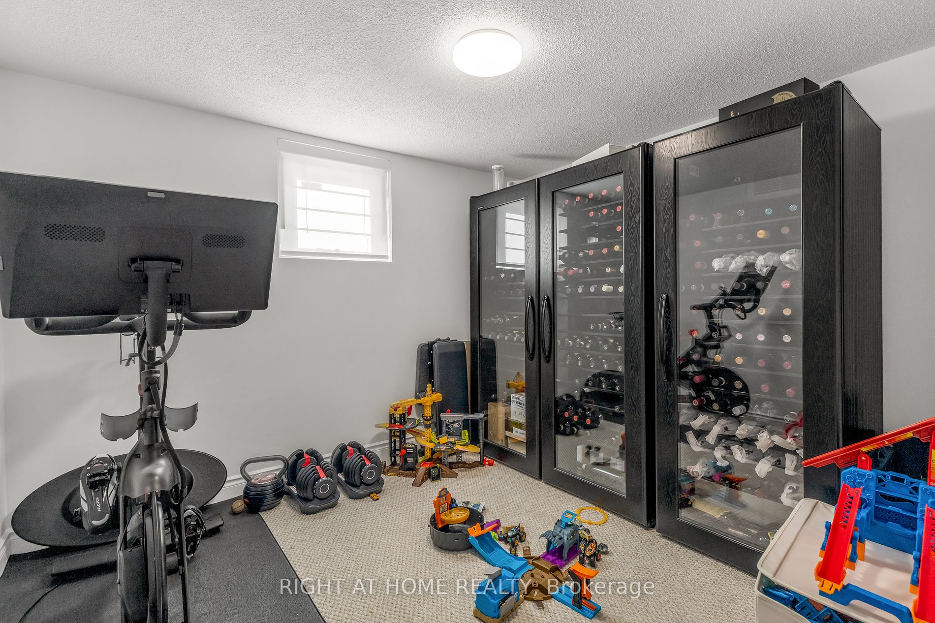 27 E Woodlawn Ave