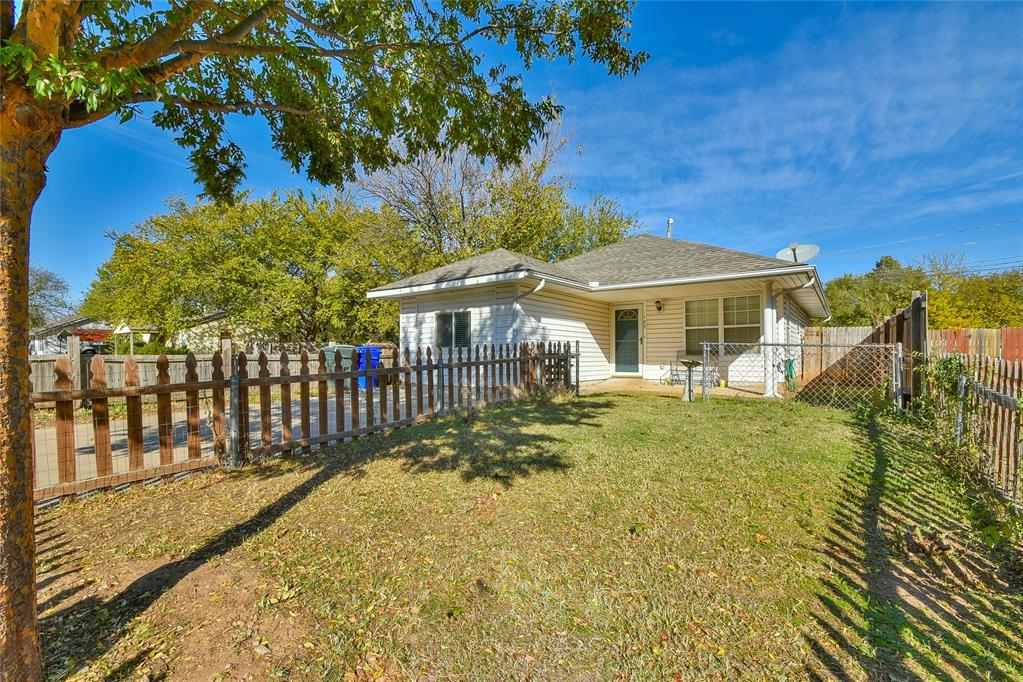 Step into this Charming 3-bedroom, 1-bath home just minutes from the OU campus! Featuring a spacious living area, updated kitchen, and cozy bedrooms. A perfect sized backyard for relaxation! This home offers comfort and convenience in a prime location—perfect for students, faculty, or game day enthusiasts.