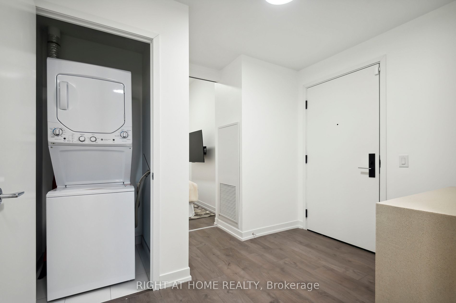 270 Dufferin St LPH17