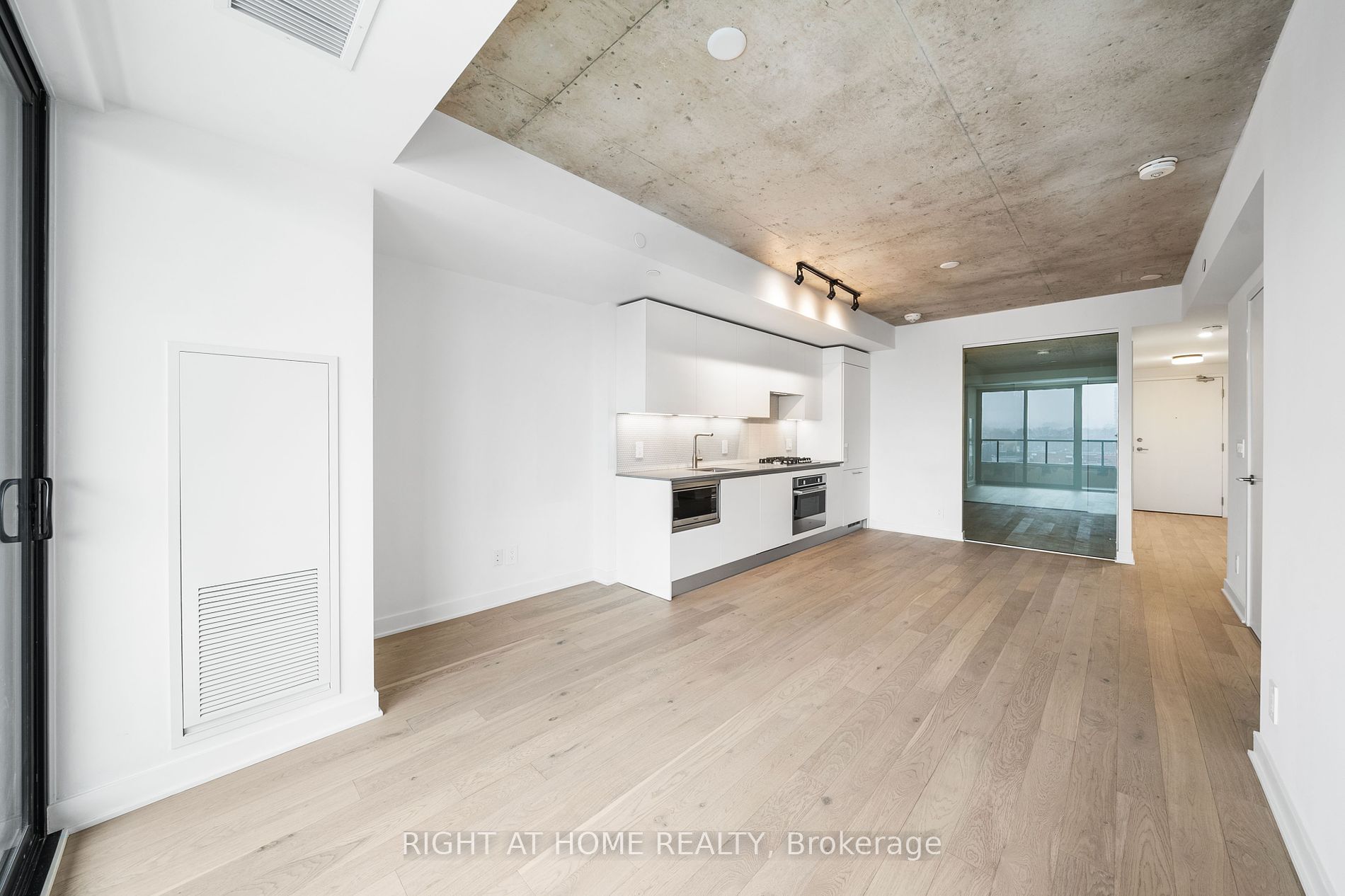 2720 Dundas St 520